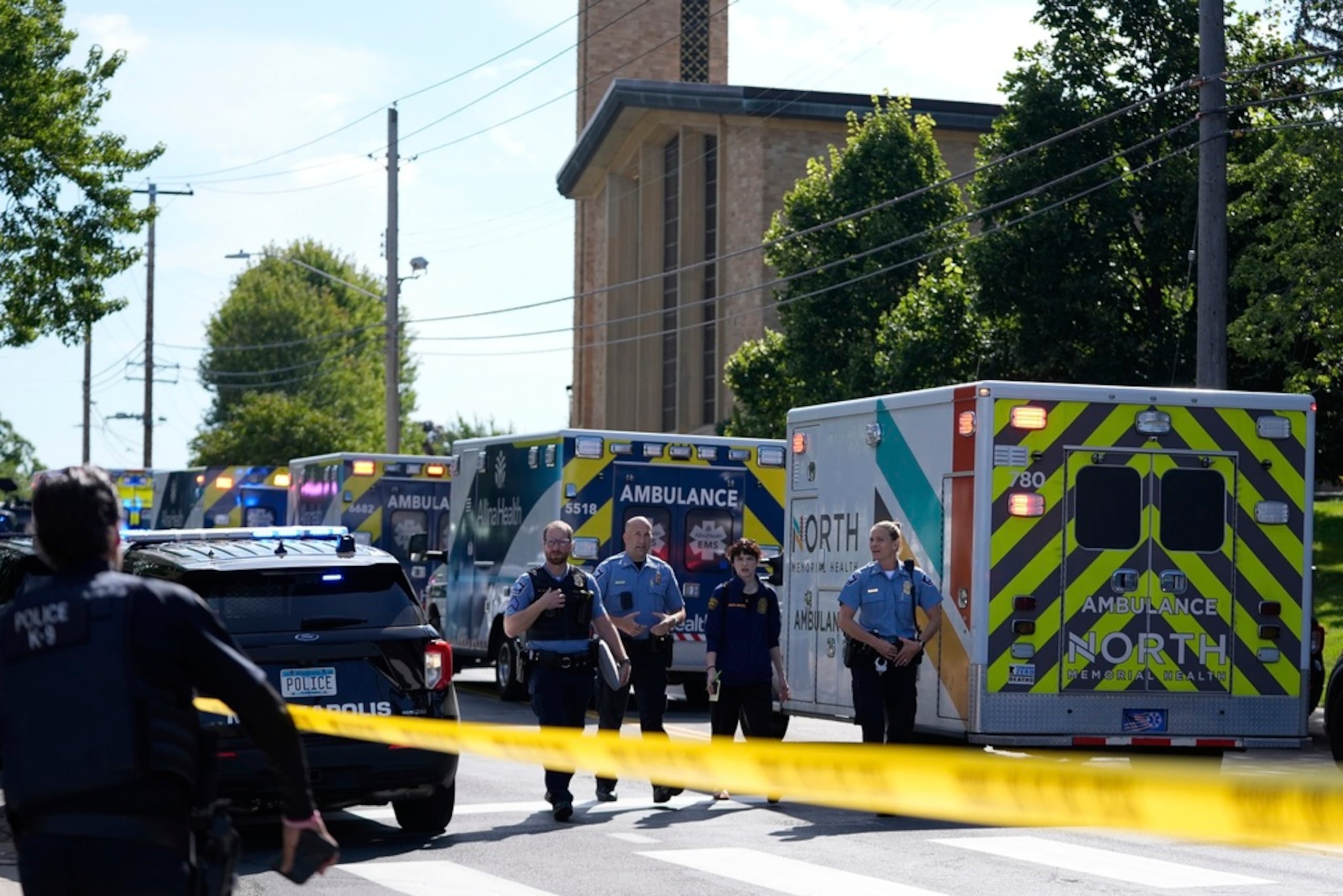 Los oficiales fueron emboscados cuando el sospechoso intentaba salir de un distrito comercial de Gainesville, Florida, donde acababa de matar a alguien.