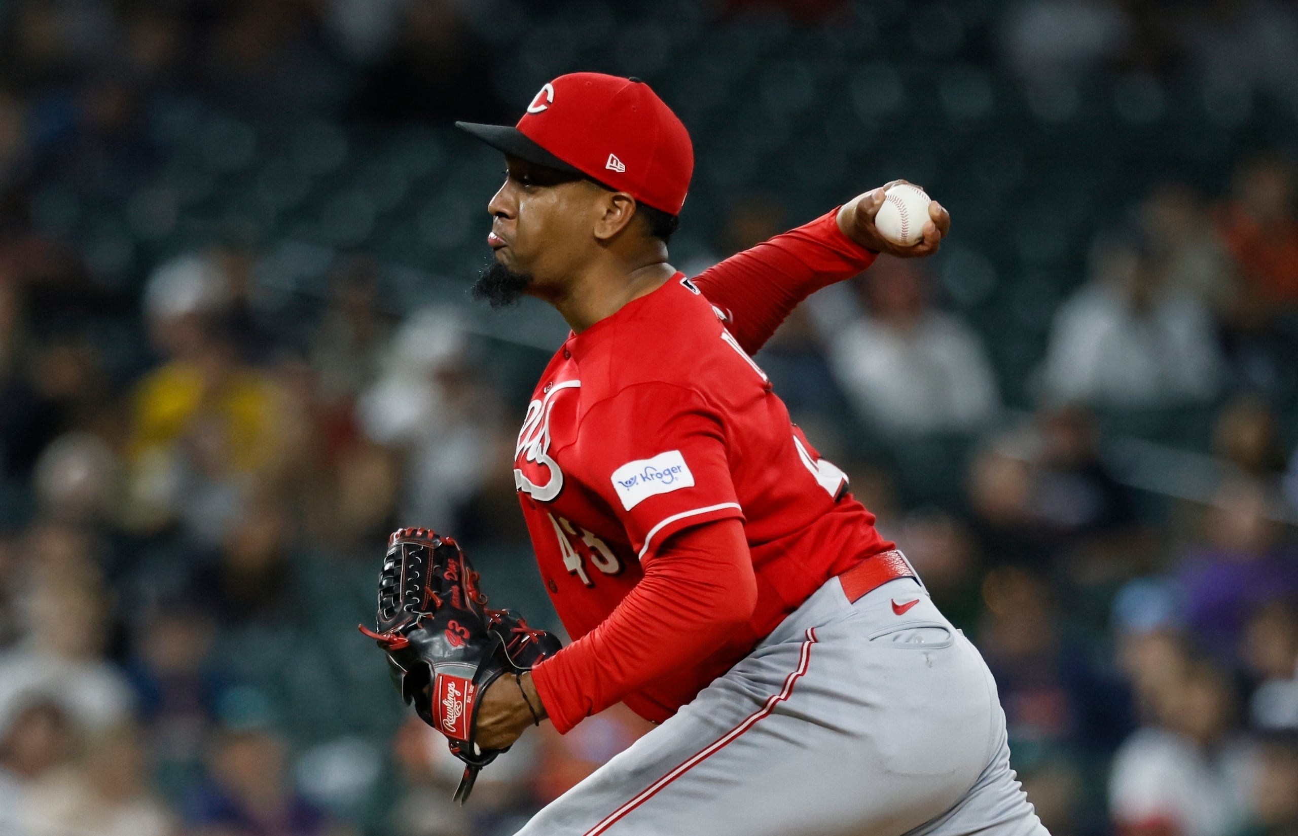 El cerrador boricua de los Reds de Cincinnati, Alexis Diaz, lanza en la novena entrada ante los Tigers de Detroit.