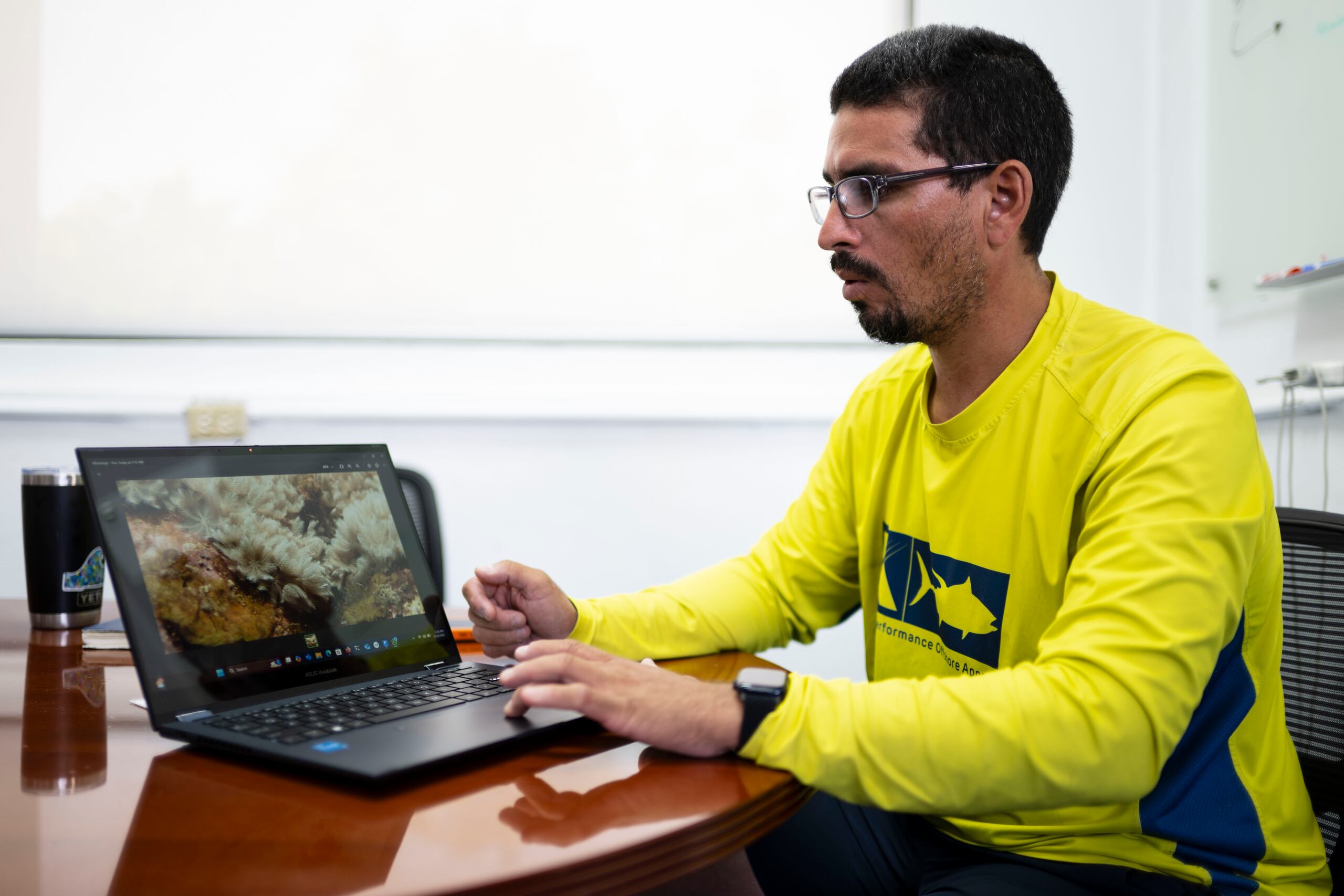 El biólogo marino Luis Rodríguez explica las dificultades que han enfrentado para erradicar dicha especie de octocoral.