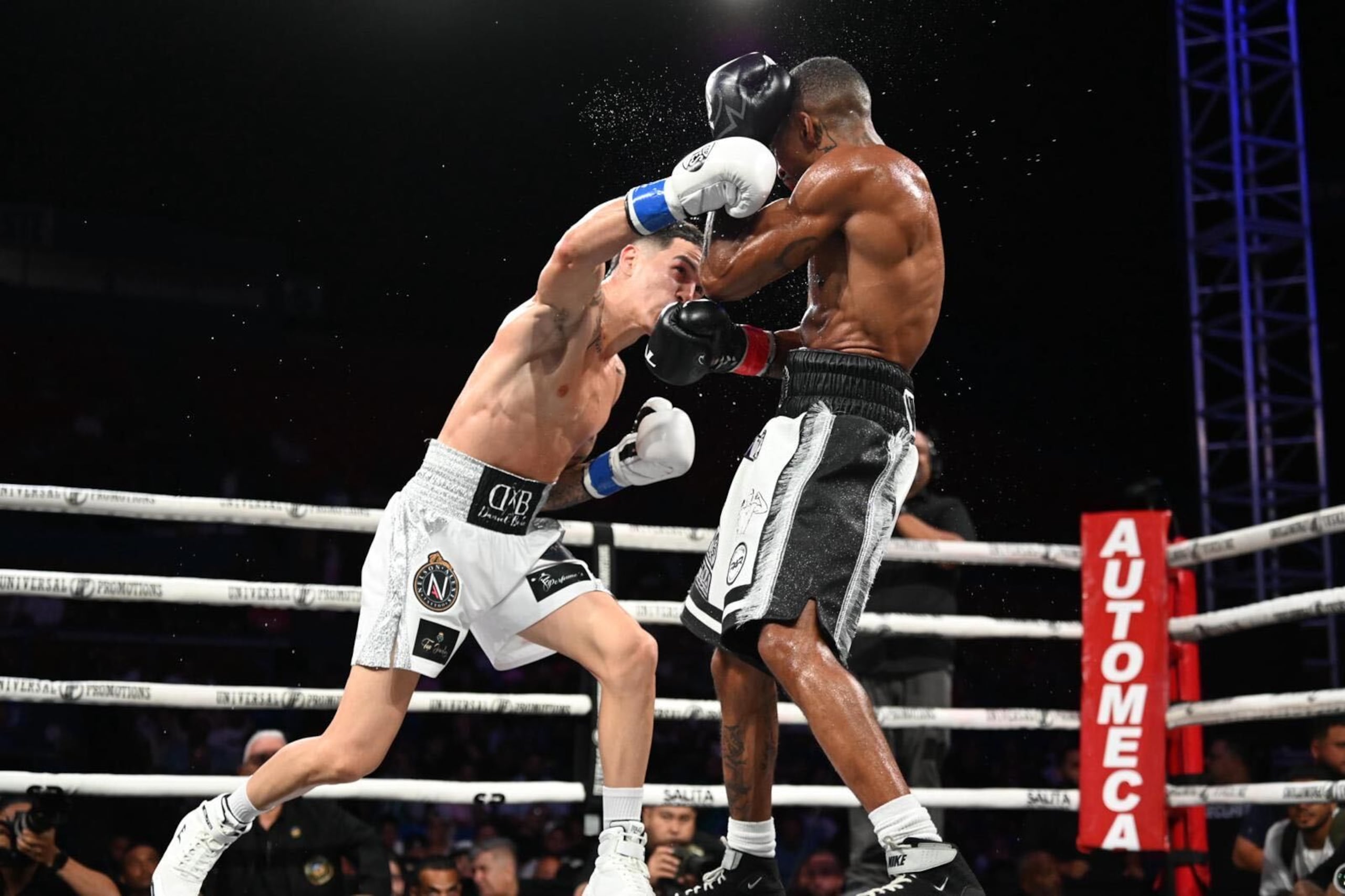 Juancito Zayas castiga al estadounidense Clayton Ward con una derecha.