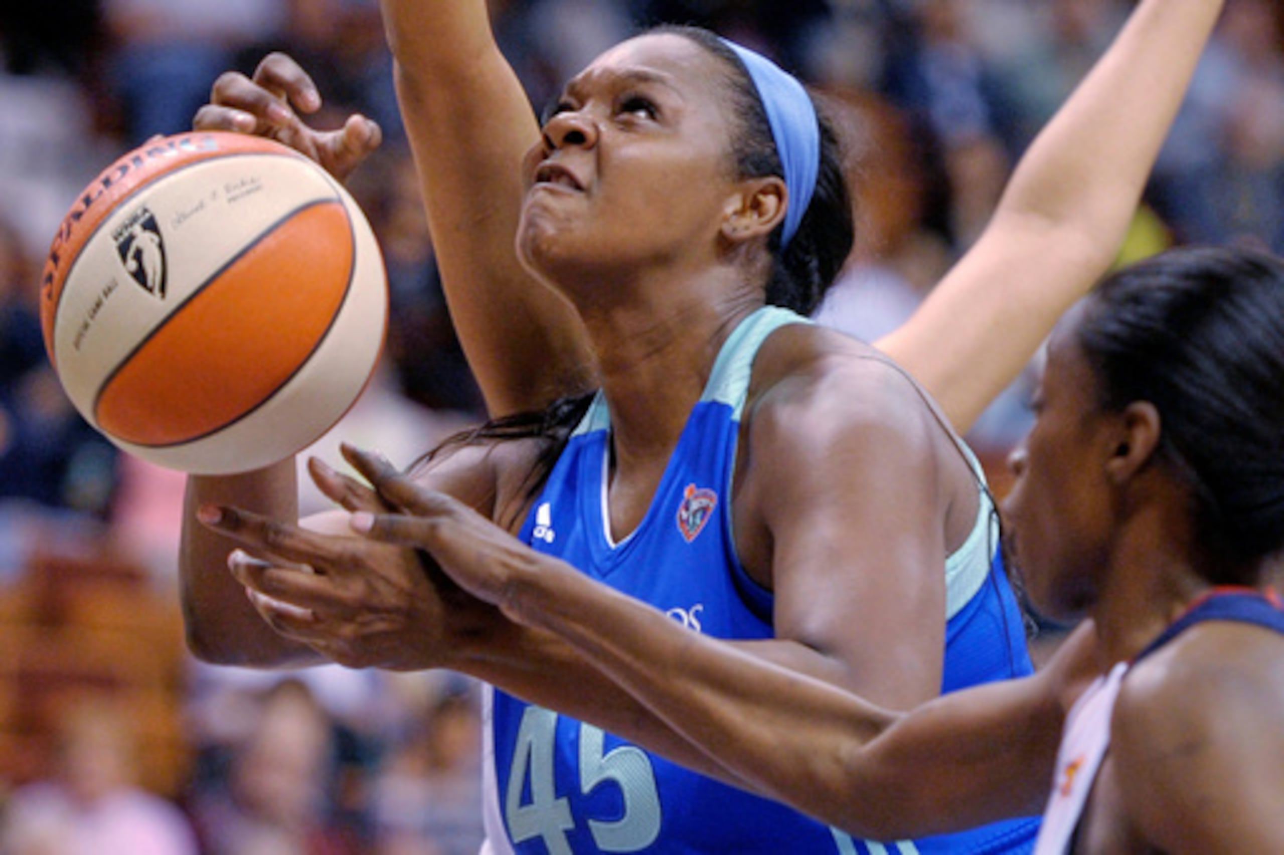 ARCHIVO - Kara Braxton, de New York Liberty, recibe una falta de Kalana Greene, de Connecticut Sun, durante un partido de baloncesto de exhibición de la WNBA, el 7 de mayo de 2012, en Uncasville, Connecticut (Sean D. Elliot/The Day via AP).
