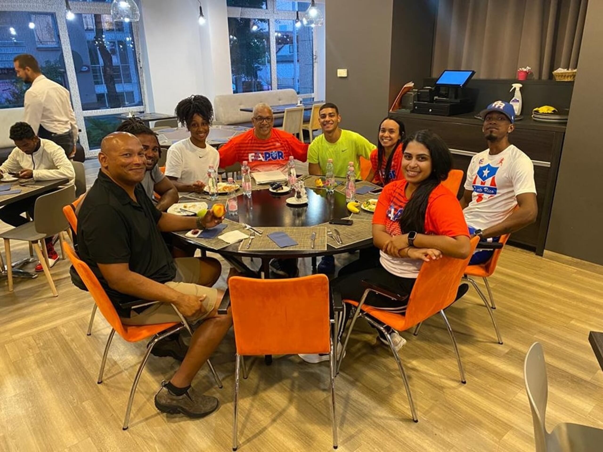 Parte de la delegación de Puerto Rico cena en el hotel a donde fueron asignados por los organizadores del Mundial Budapest 2023. En la mesa están, desde la izquierda, los atletas Jerome Vega (semi oculto), Jasmine Camacho Quinn (centro), Ryan Sánchez (camisa amarilla) y Luis Joel Castro (gorra).
