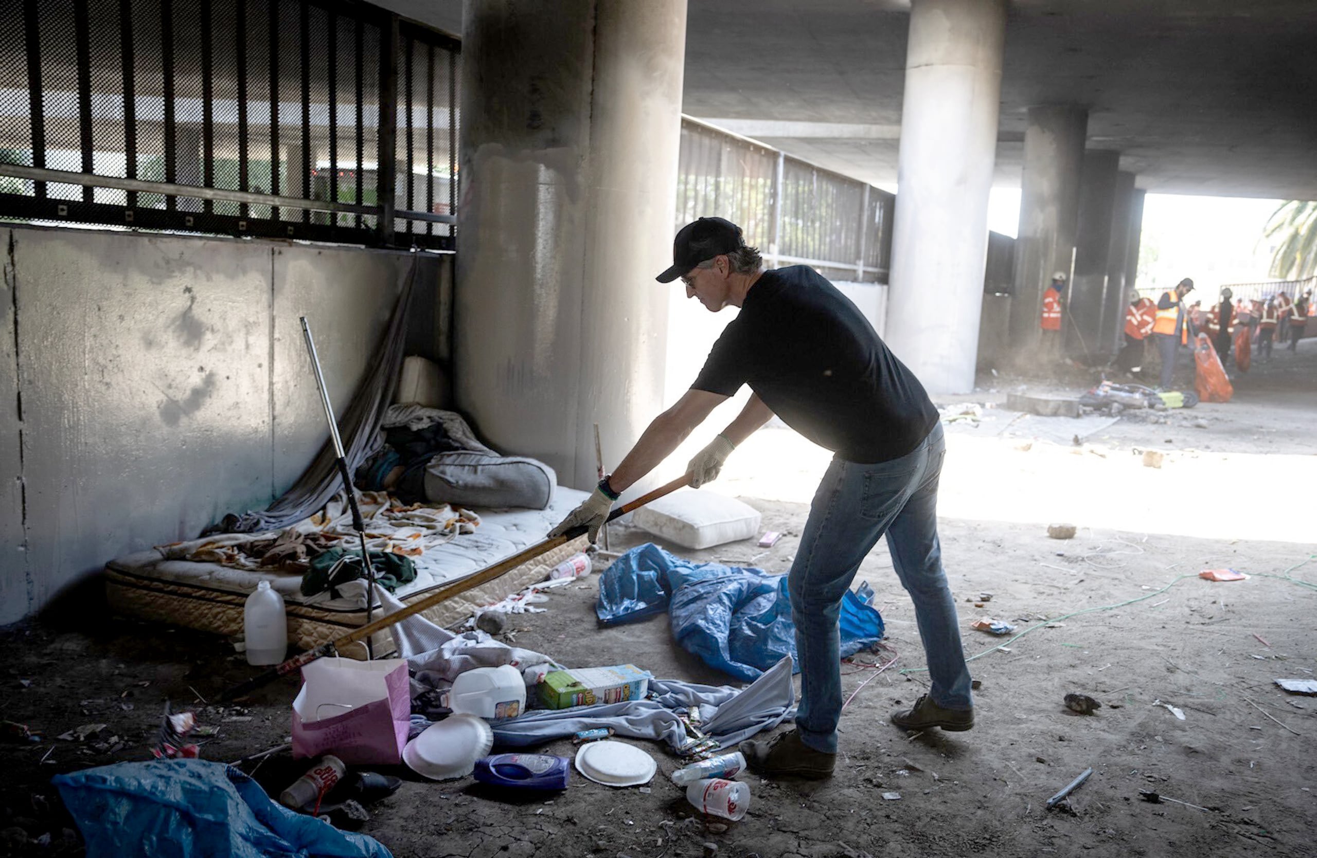 California lleva décadas viviendo una crisis de personas sin hogar, que se instalan en refugios improvisados en medio de las calles, parques públicos o en lugares más peligrosos como los bordes de las autopistas.