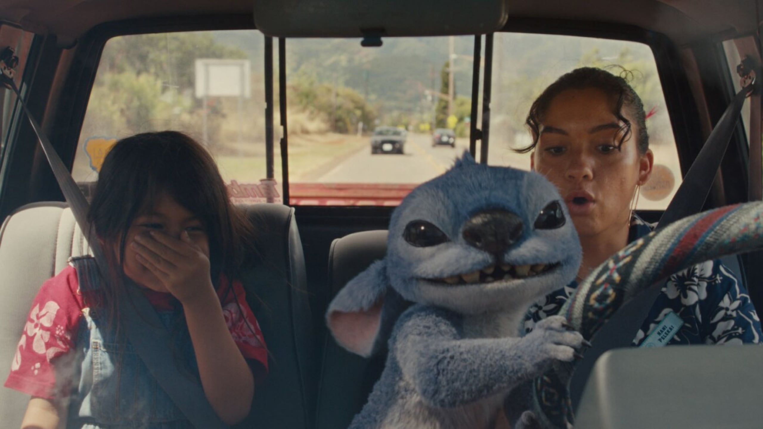Maia Kealoha como “Lilo” y Sydney Agudong como “Nani” entregan unas actuaciones de gran realismo.