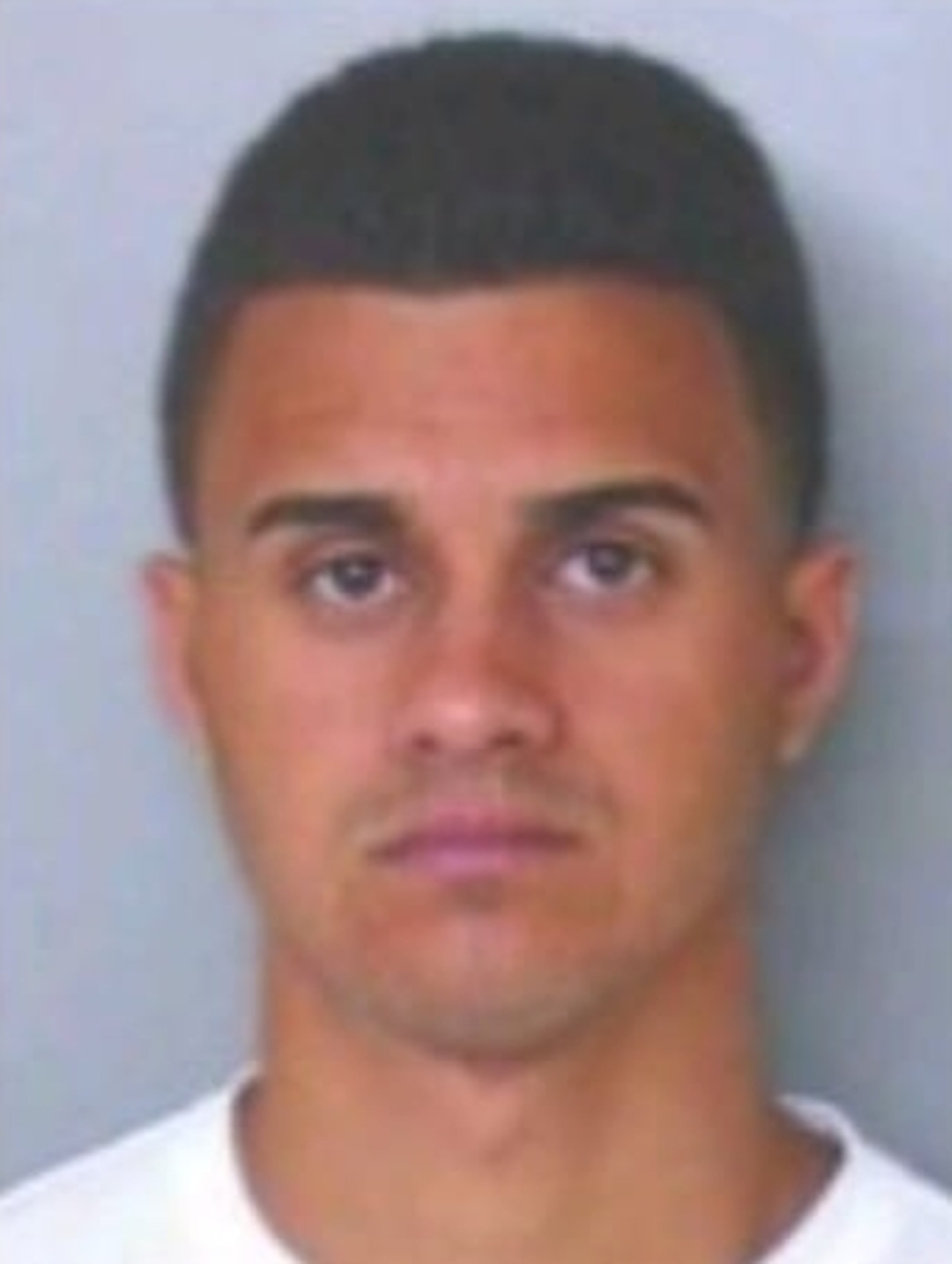 Jesse L. Santana Rodríguez, quien figuraba en la lista de los más buscados en Puerto Rico, fue arrestado en Cabo Rojo y le ocuparon un arma alterada para disparar en automático, cargadores y balas.