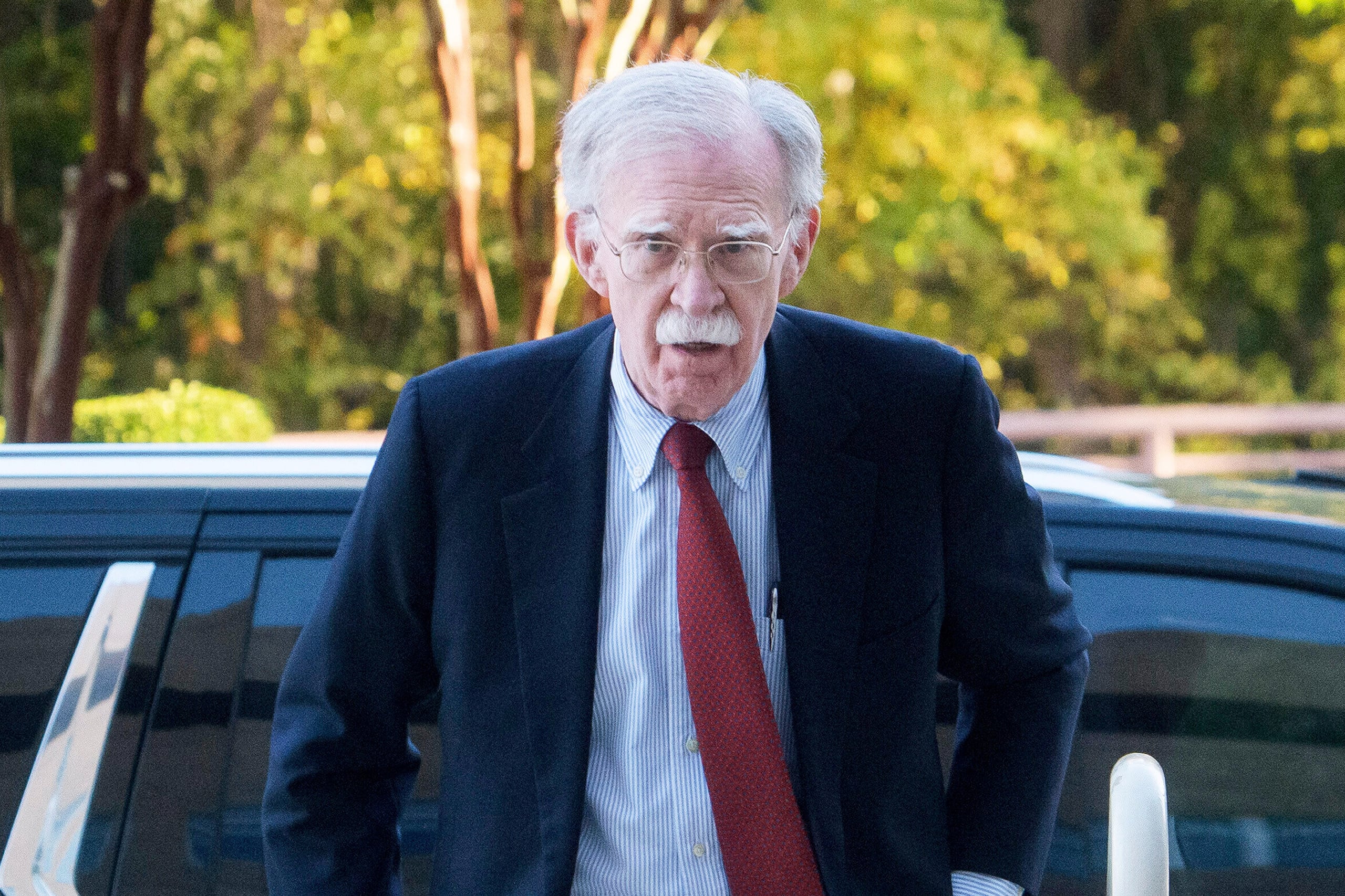 El exasesor de seguridad nacional de la administración Trump, John Bolton, llega a su lectura de cargos en el tribunal federal en Greenbelt, Maryland, el viernes, 17 de octubre de 2025. (Foto AP/Rod Lamkey, Jr.)