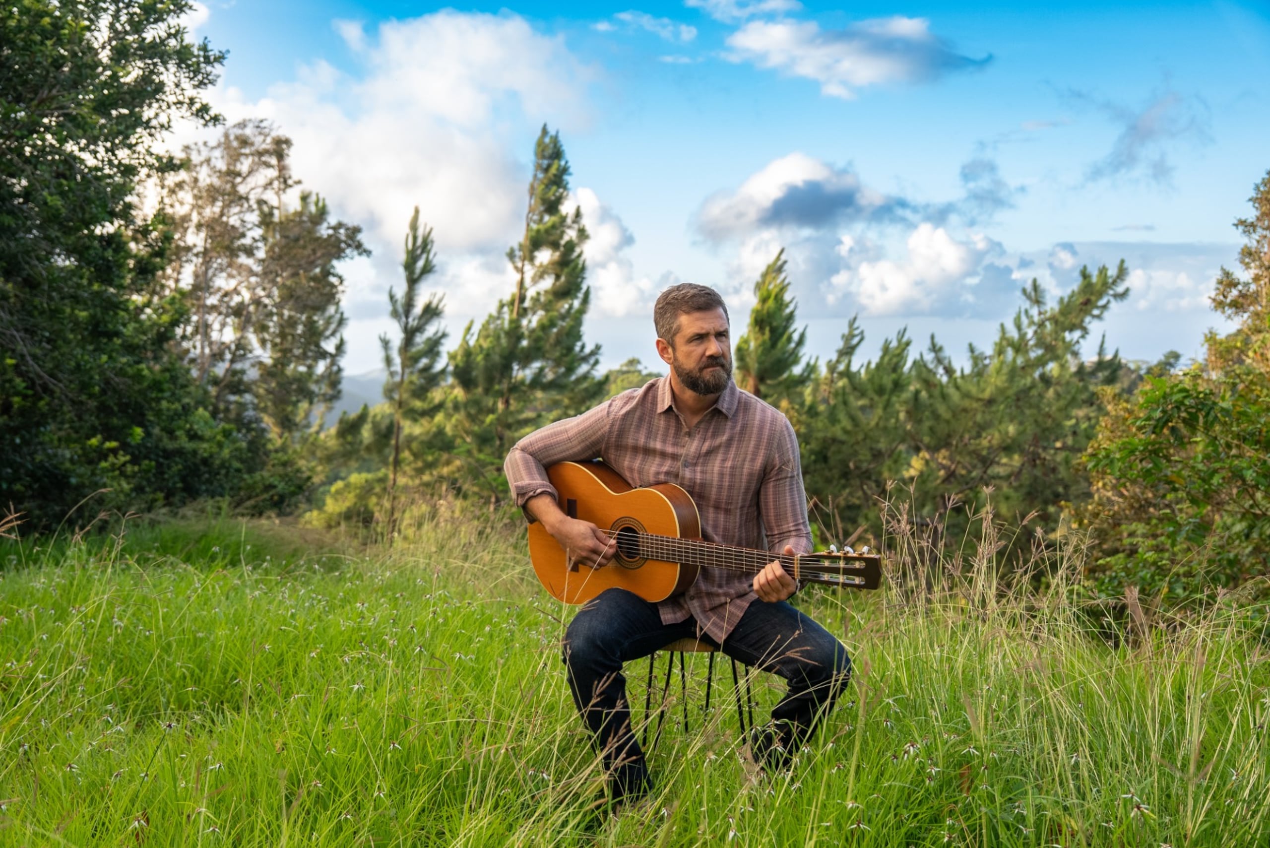 Se inspira en la historia de su abuelo Narciso para la nueva canción.