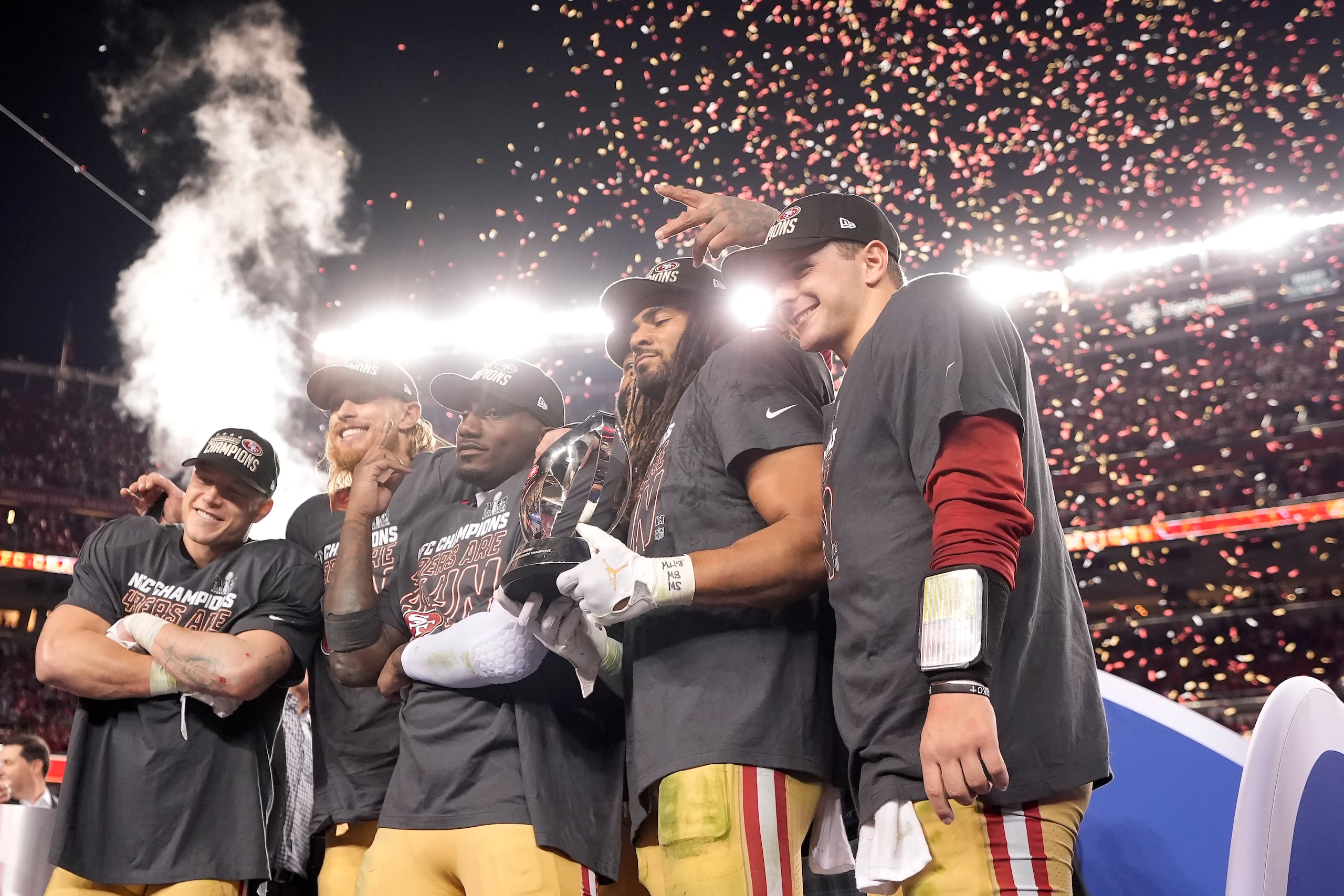 El corredor de los 49ers de San Francisc Christian McCaffrey celebra con el tight end George Kittle, el receptor Deebo Samuel, linebacker Fred Warner y quarterback Brock Purdy tras ganar el duelo de campeonato de la NFC el domingo 28 de enero del 2024. (AP Foto/Mark J. Terrill)