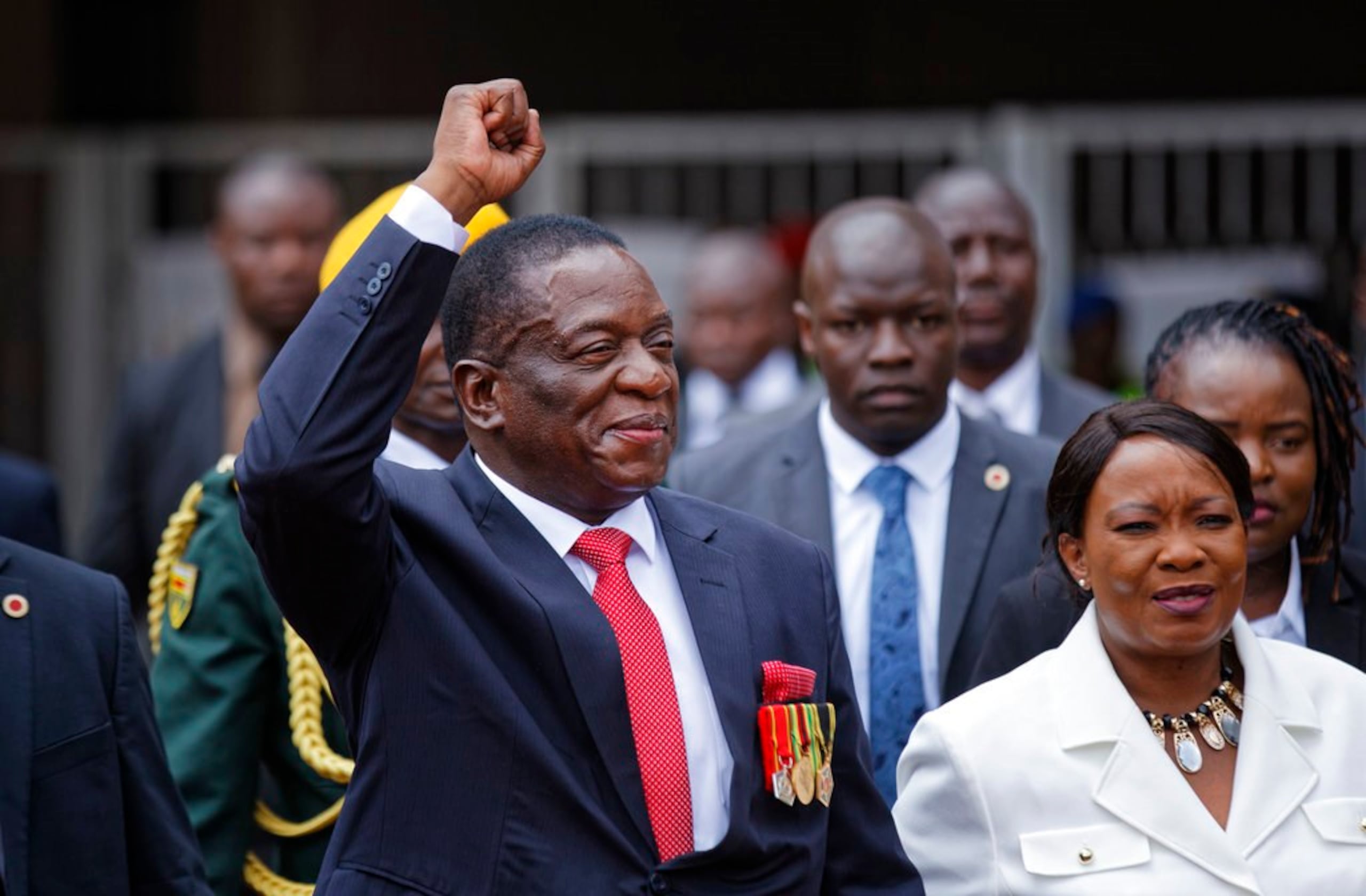 Emmerson Mnangagwa, acompañado por su esposa Auxilia, llega a la ceremonia de su juramentación en Harare, Zimbabue (AP).