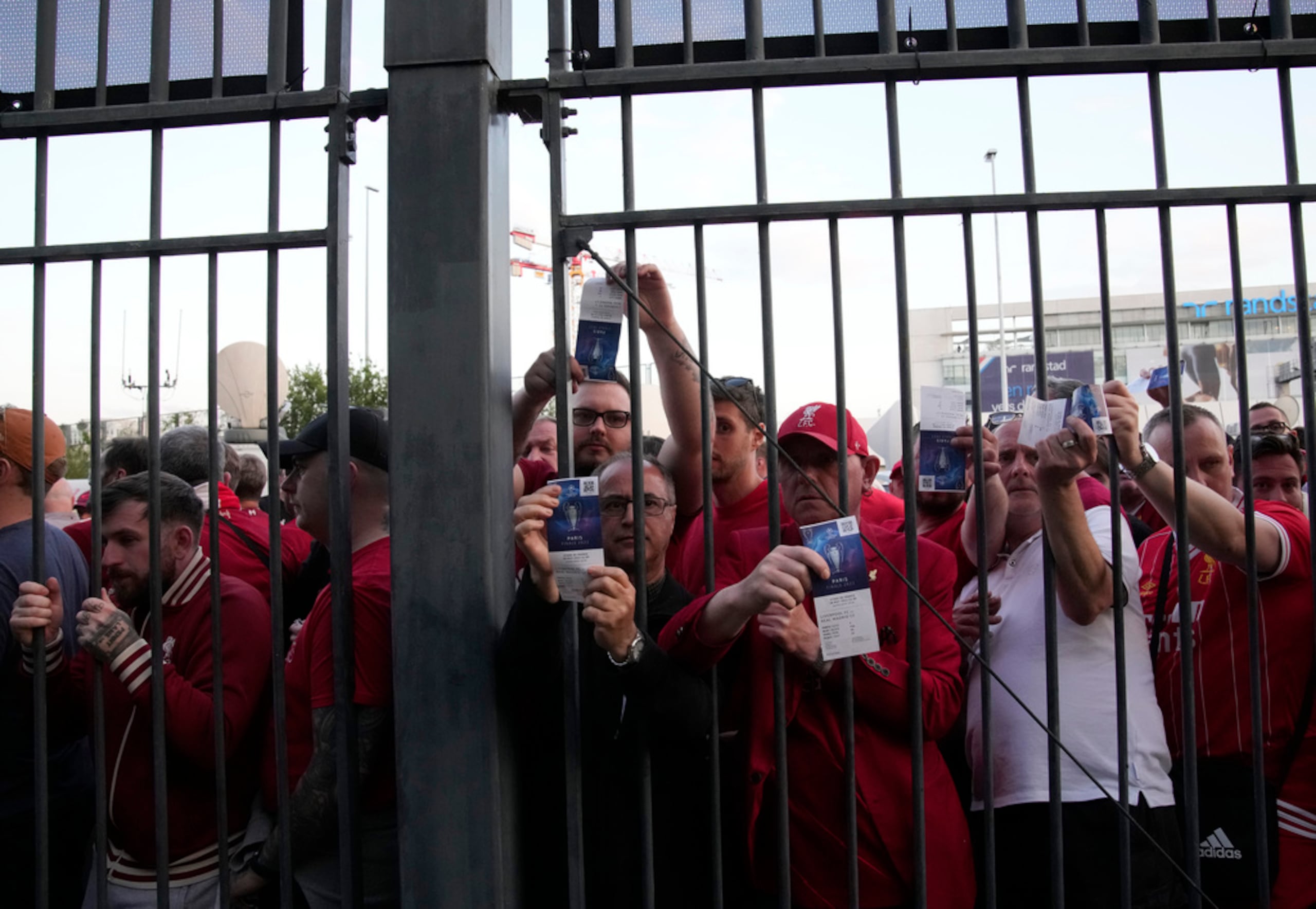 Fanáticos del Liverpool esperan frente al Stade de France antes del partido de la final de la Liga de Campeones entre el Liverpool y el Real Madrid el 28 de mayo de 2022.