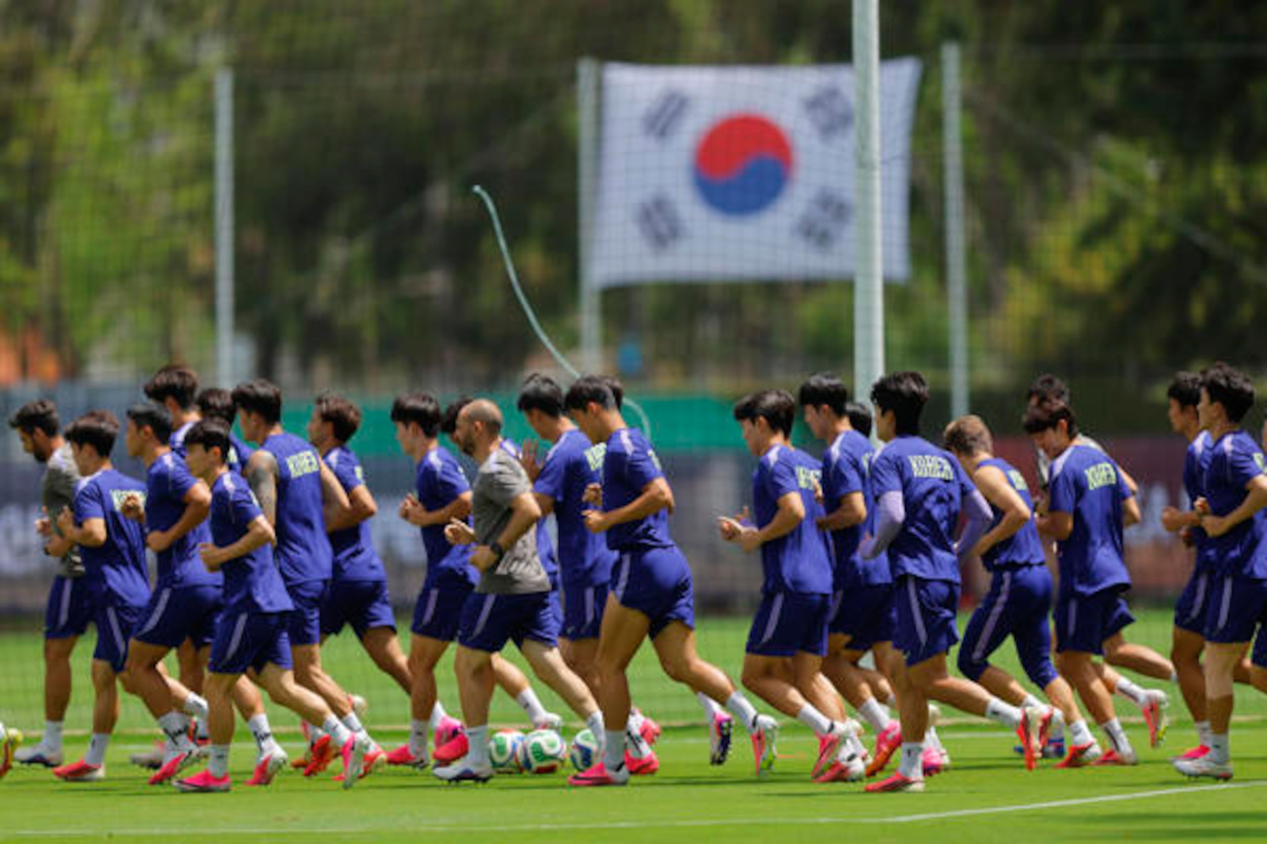 Jugadores de Corea del Sur participan en un entrenamiento en Guadalajara (México). EFE/ Francisco Guasco