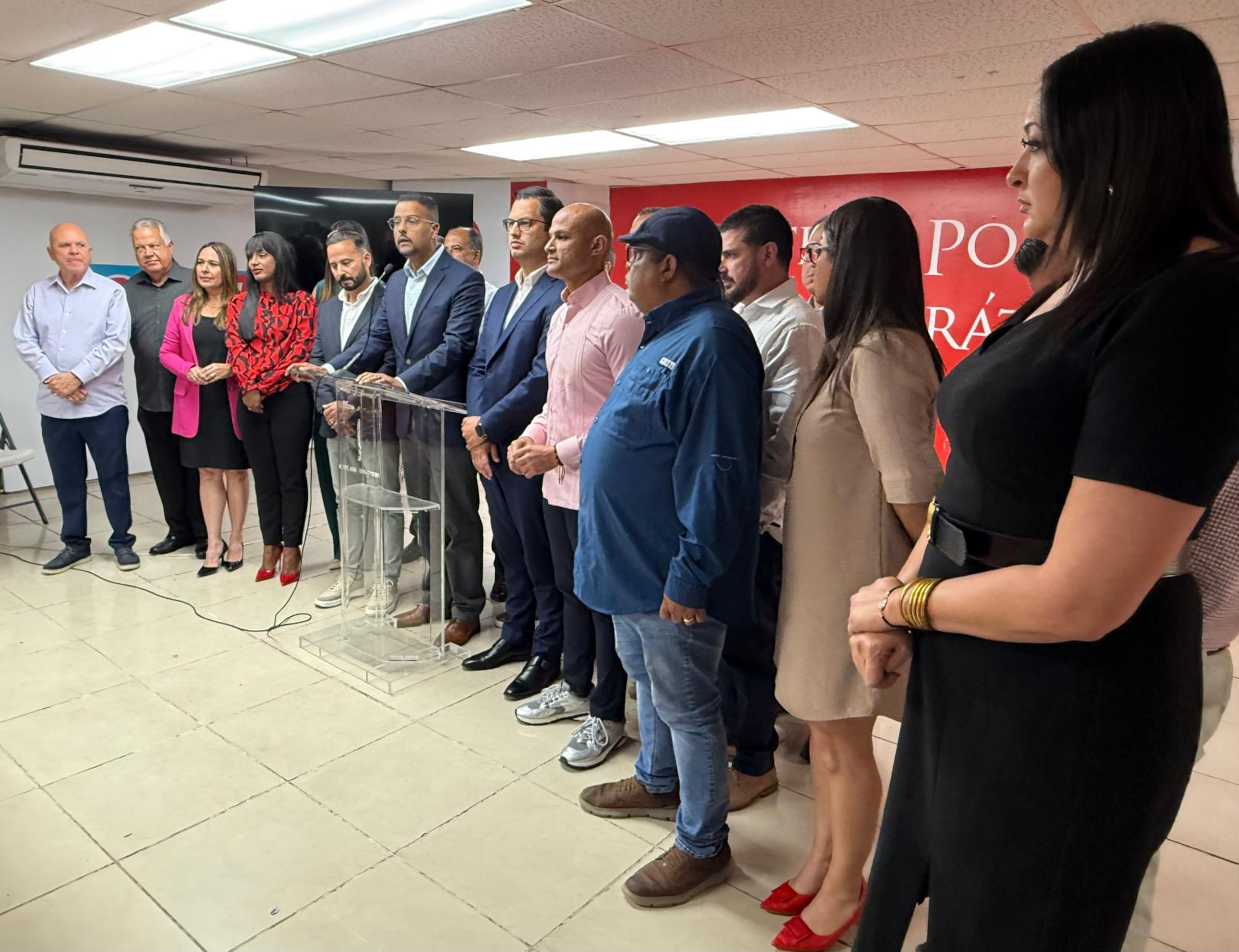 El presidente del PPD, Jesús Manuel Ortiz, junto a los legisladores electos, ofrece detalles de la selección de los portavoces de la minoría.