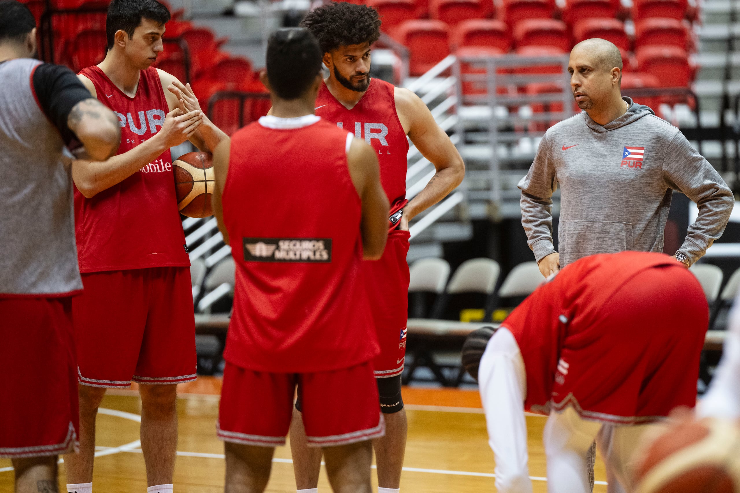 Nelson Colón aparece aquí hablándole a los integrantes de la Selección durante una de las práctica del pasado lunes.