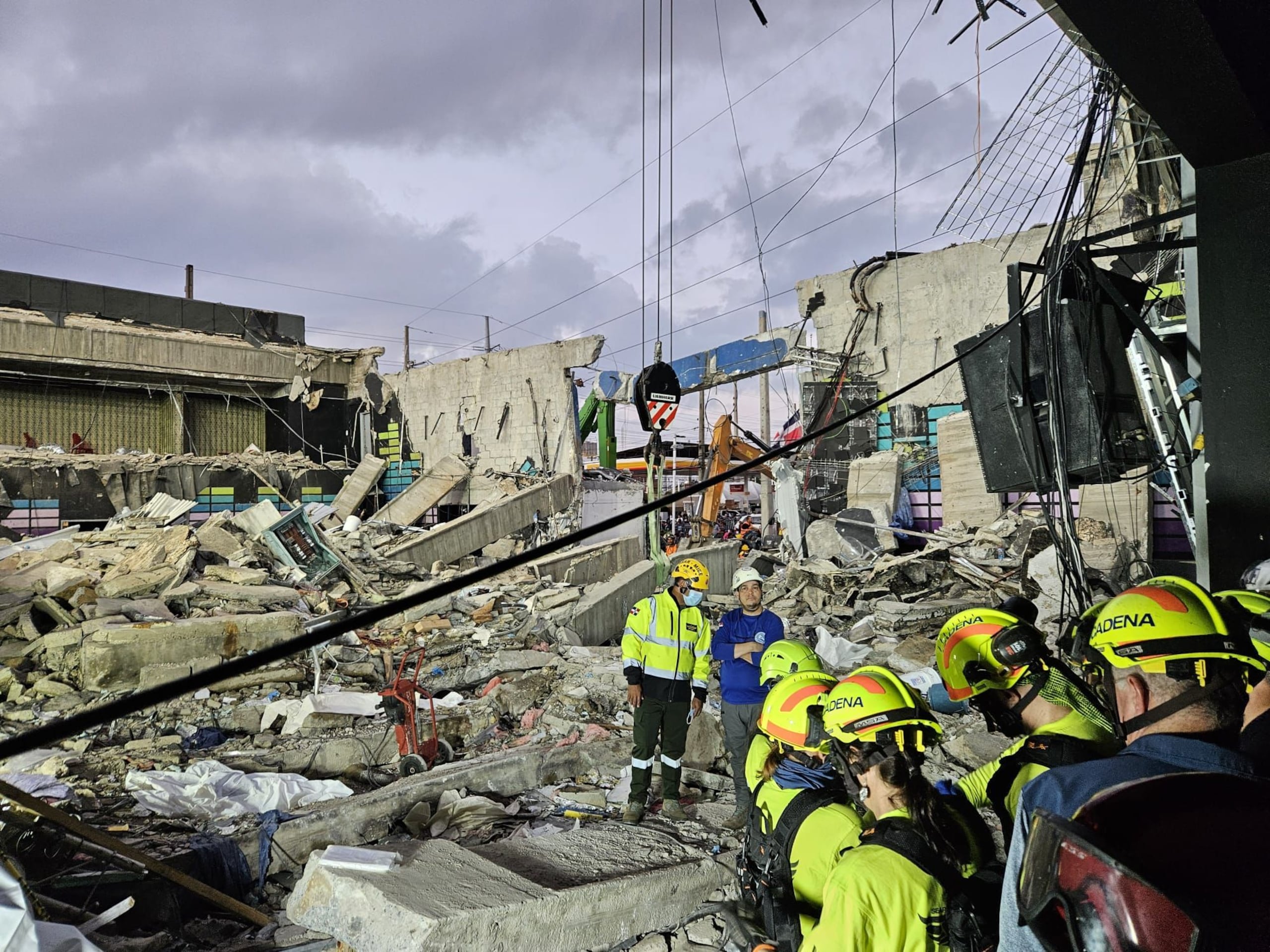 A más de 36 horas del siniestro que ya ha cobrado la vida de al menos 124 víctimas, cientos de rescatistas continúan la búsqueda de sobrevivientes entre los escombros de la discoteca.