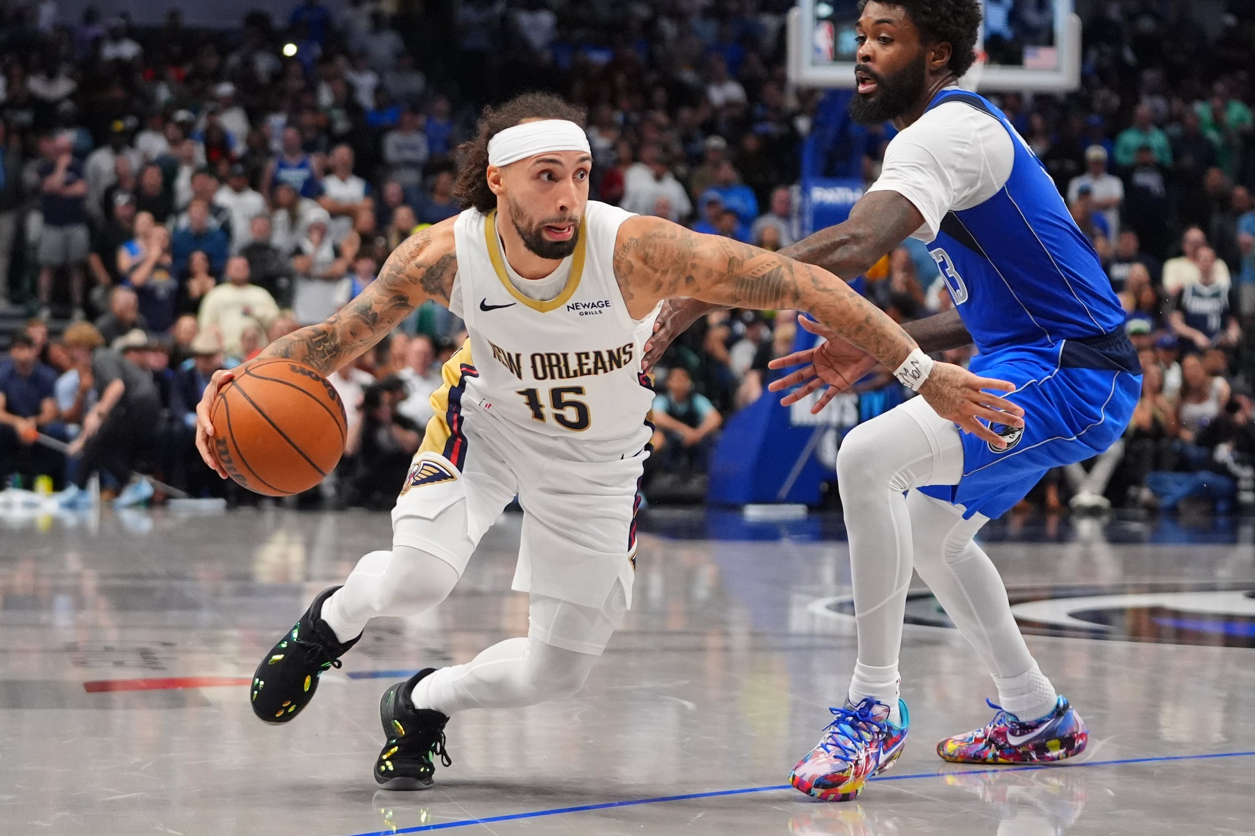 José Alvarado, de los Pelicans de Nueva Orleáns, hace un movimiento frente a Naji Marshall, de los Mavericks de Dallas.
