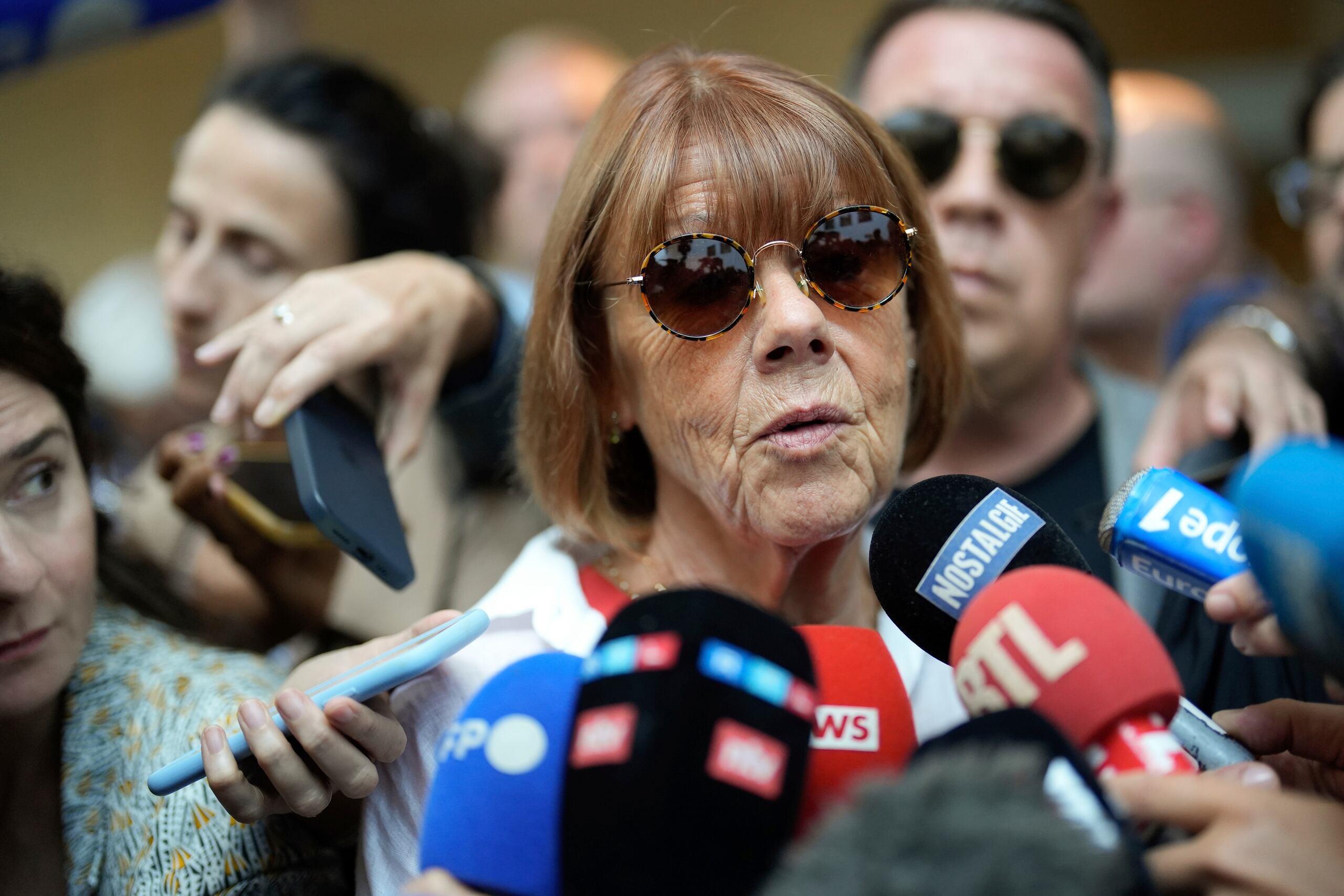 Gisele Pelicot habla a los medios al salir de la sede del tribunal de Aviñón, en el sur de Francia.