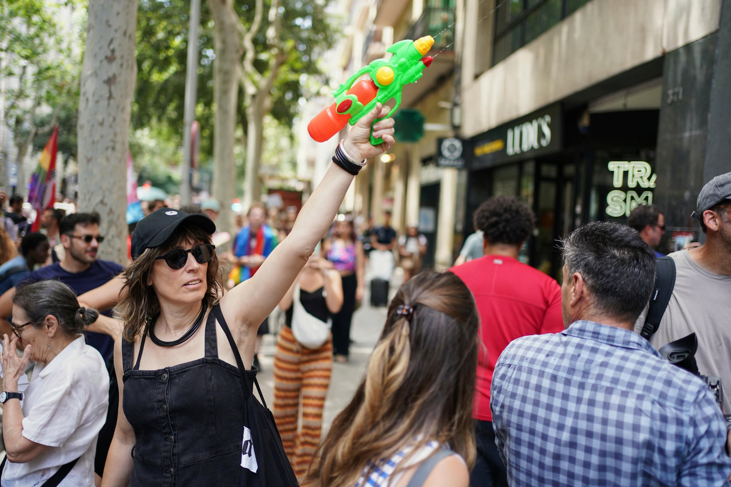 Una manifestante con una pistola de agua participa en una protesta contra el turismo excesivo, el domingo 15 de junio de 2025, en Barcelona. (AP Foto/Pau Venteo)