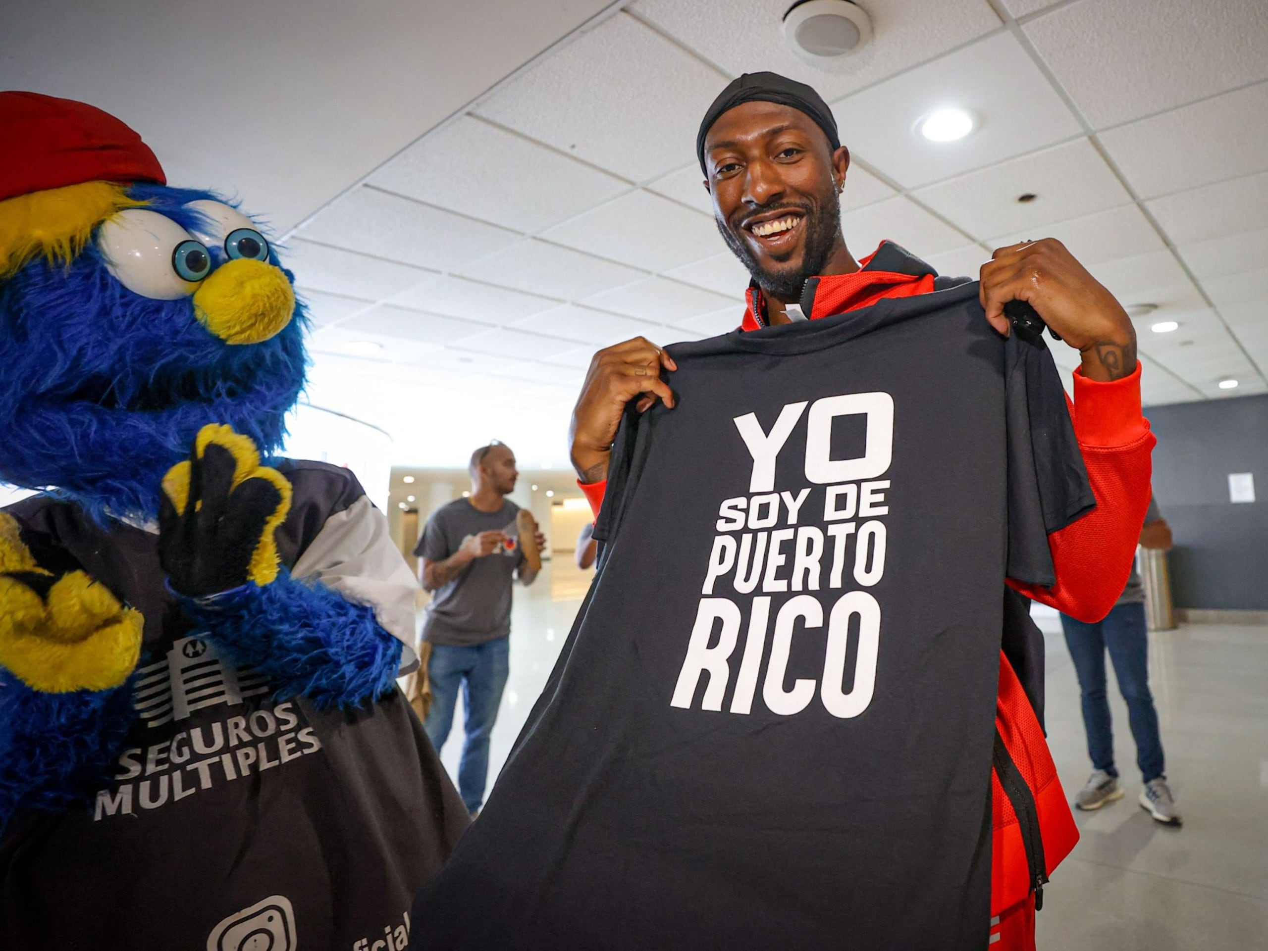 Davon Reed inmediatamente recibió una camisa con la promoción que creo la Federación de Baloncesto para animar a todo Puerto Rico a unirse detrás del seleccionado para el Repechaje.