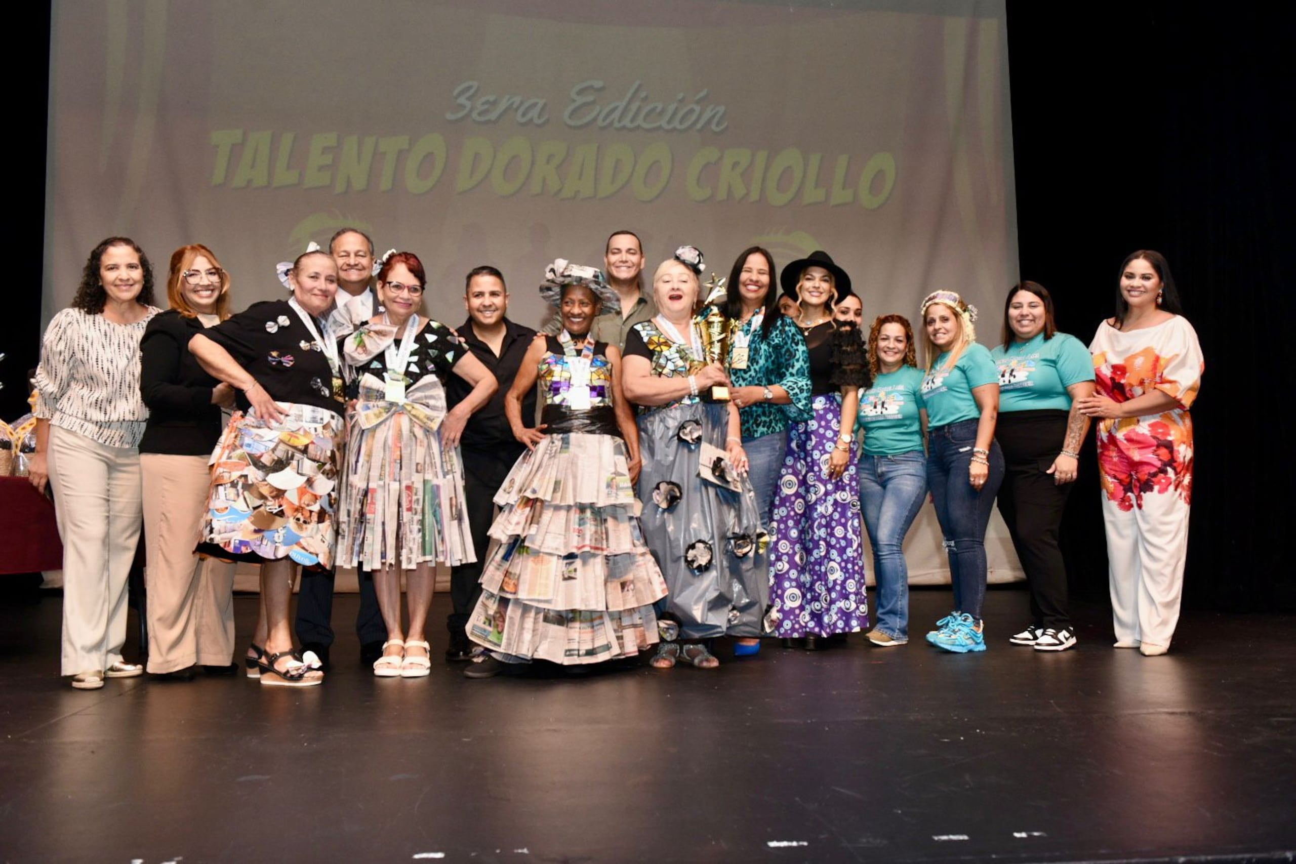 Otro grupo que brilló fueron las participantes de Aguas Buenas, quienes lo dieron todo en la pasarela en sus "outfits" hechos con material reciclable.