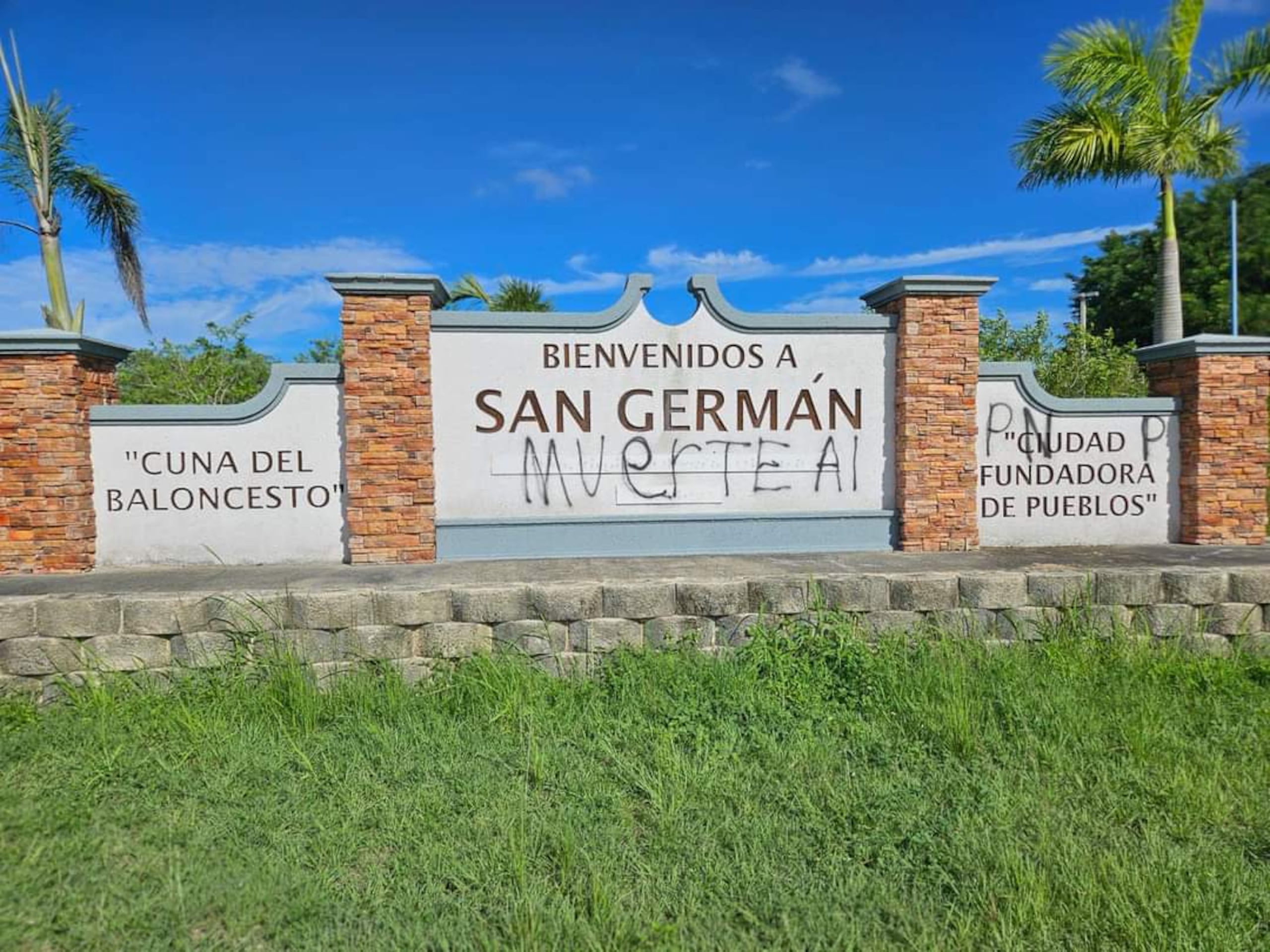 Vandalismo en el letrero de la entrada principal de San Germán con la frase "muerte al PNP".
