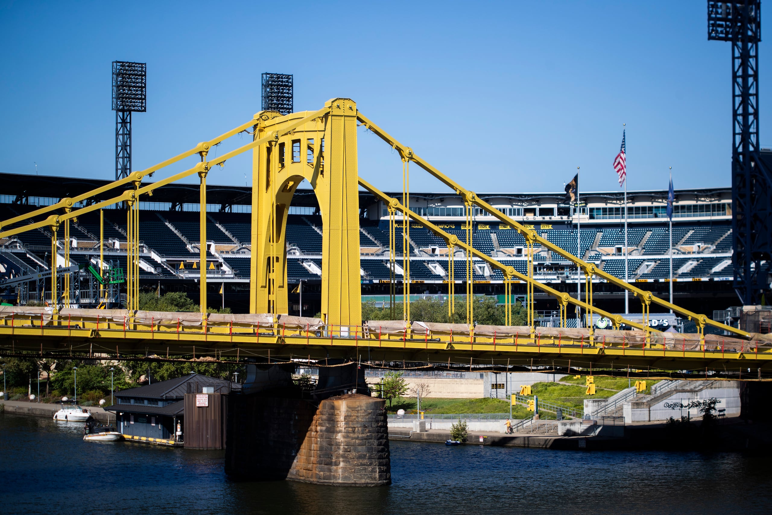 Vista del puente Roberto Clemente y al fondo el PNC Park.