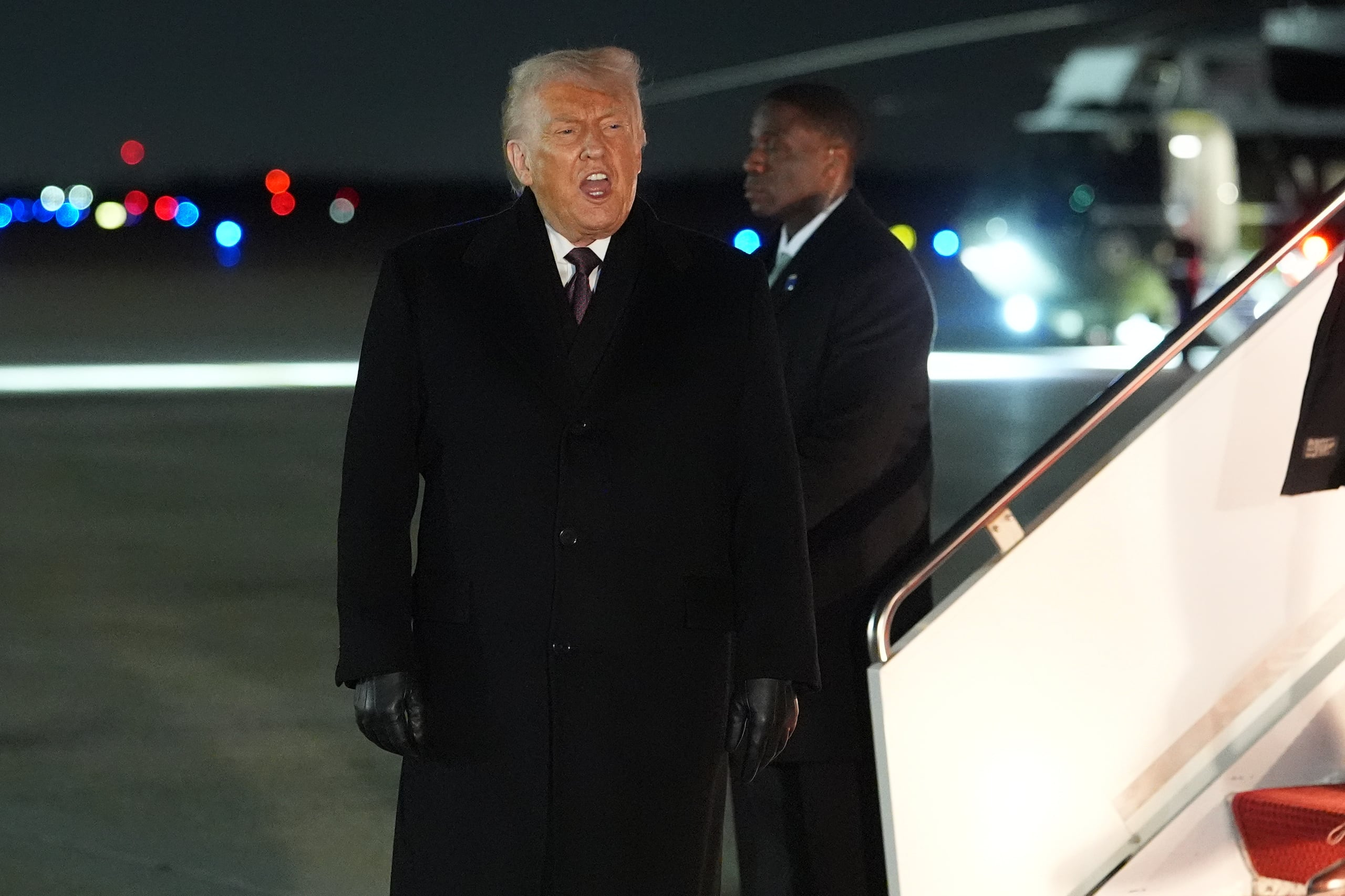 El presidente Donald Trump llega a la Base Conjunta Andres después de asistir al Foro Económico Mundial, en Davos, Suiza, el jueves 22 de enero de 2026, en Maryland. (AP Foto/Evan Vucci)