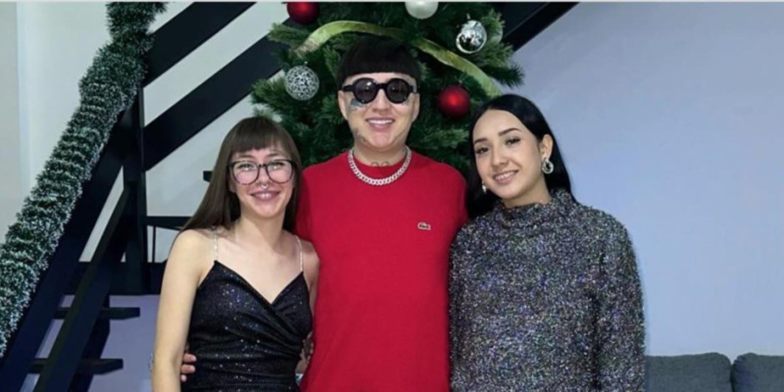 El reguetonero Dani Flow junto a su esposa y novia.