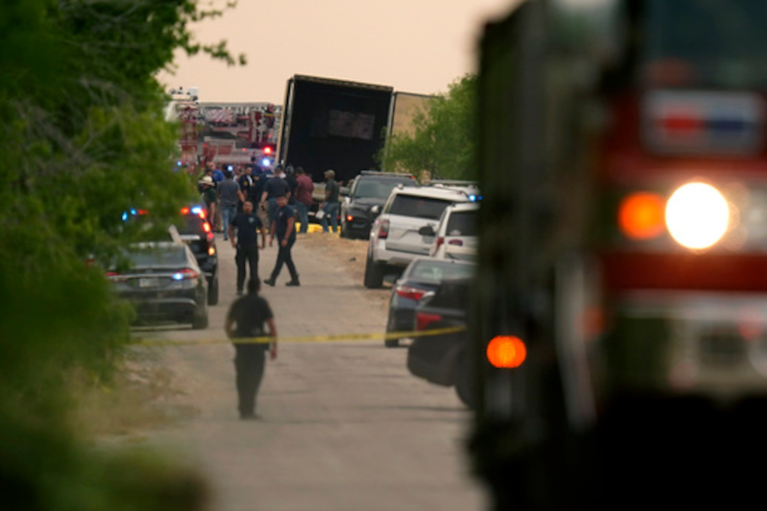 Tragedia en San Antonio: Hallan cuerpos en tráiler. Investigación en curso.