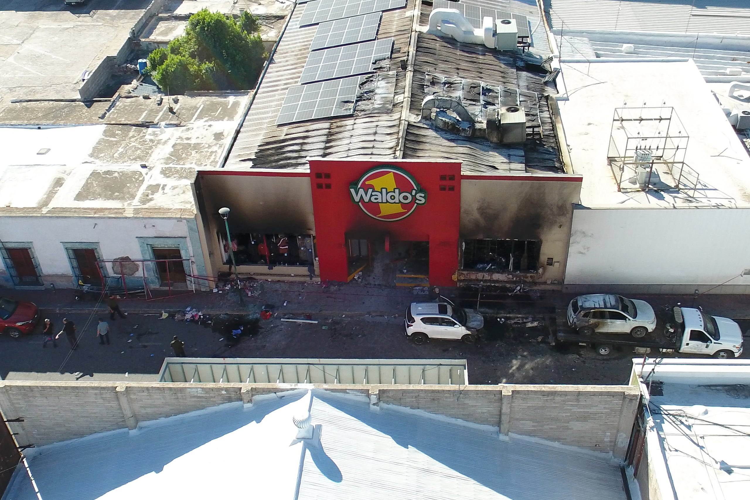 Durante la noche del martes y madrugada del miércoles, oficiales de la Agencia Ministerial de Investigación Criminal de la Fiscalía de Justicia en Sonora cumplieron revisiones y ejecutaron órdenes de aprehensión contra siete de los 25 presuntos implicados en la tragedia.