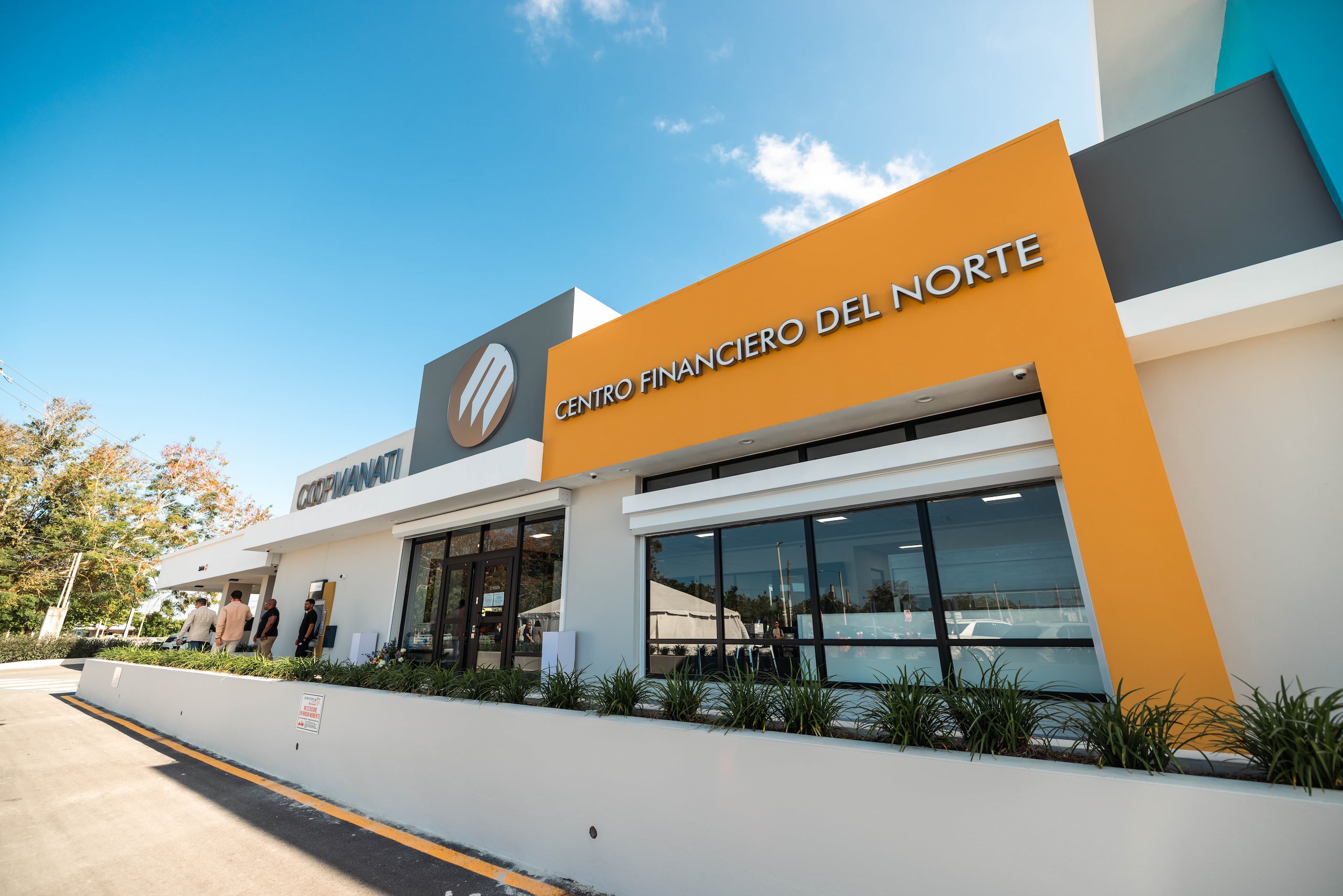 La nueva sucursal está ubicada en el Downtown Barceloneta Strip Mall, cuenta con mayor facilidad de estacionamiento, servicarro de tres carriles y amplias instalaciones internas.