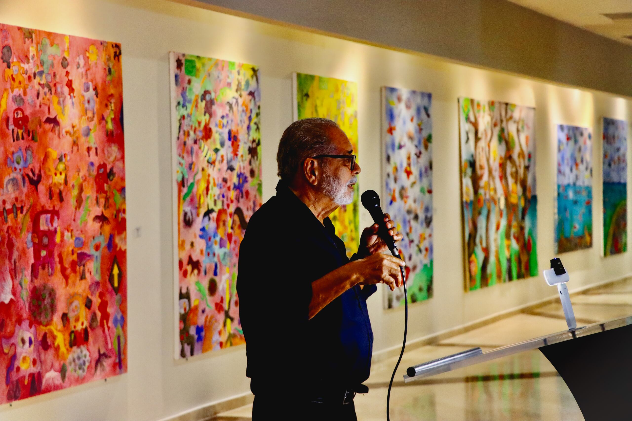 El pintor manatiense debutó su más reciente muestra que refleja la belleza de la naturaleza y su interpretación sobre las crisis que afronta Puerto Rico.