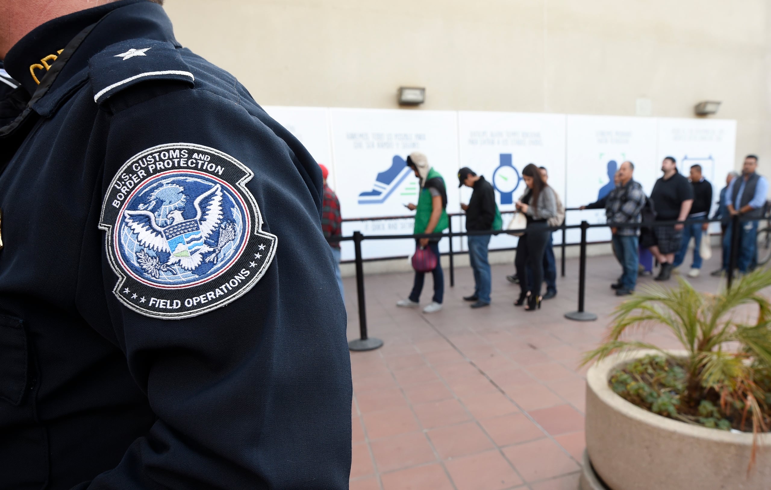 ARCHIVO - Transeúntes cruzan desde México hacia Estados Unidos en el puerto de entrada de Otay Mesa en San Diego, el 10 de diciembre de 2015. (AP Foto/Denis Poroy, Archivo)