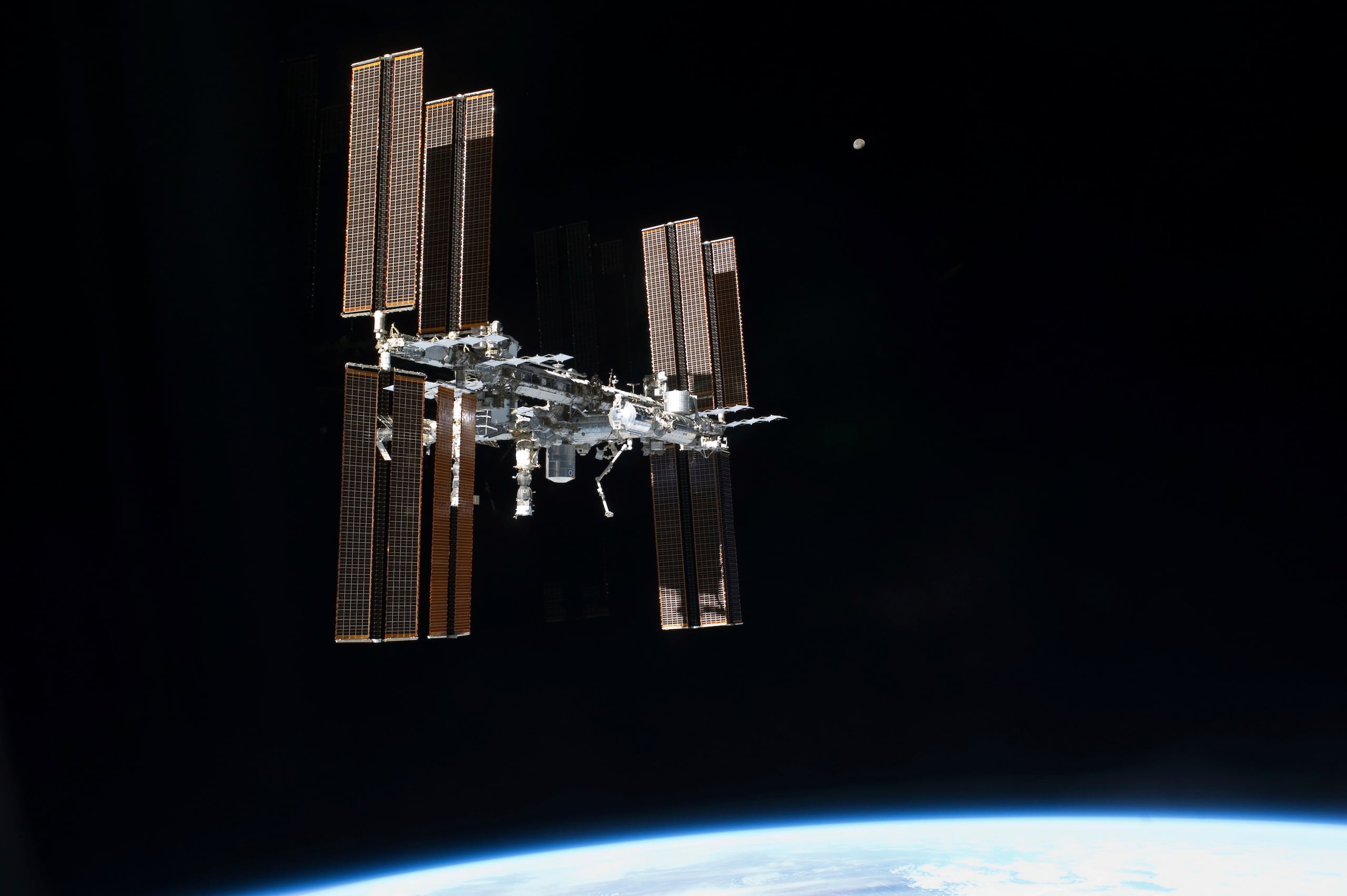 Actualmente, en la Estación Espacial Internacional se encuentran los cuatro integrantes de la misión SpaceX Crew-12 —incluido el cosmonauta ruso Andrey Fedyaev—, el astronauta de la NASA Chris Williams y otros dos cosmonautas rusos.