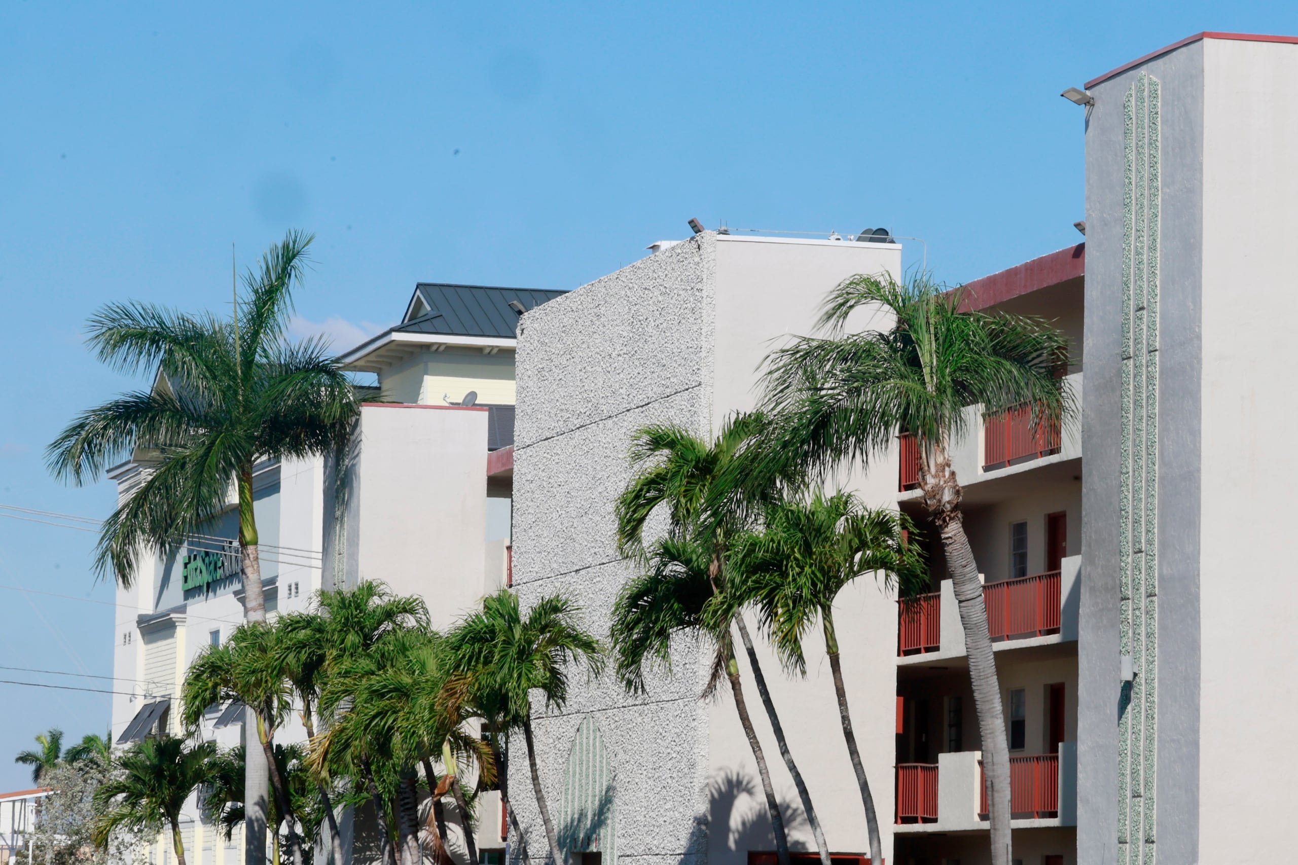 El edificio residencial donde ocurrió un tiroteo en Pembroke Park, Florida, el 27 de marzo del 2025. (Mike Stocker/South Florida Sun-Sentinel via AP)