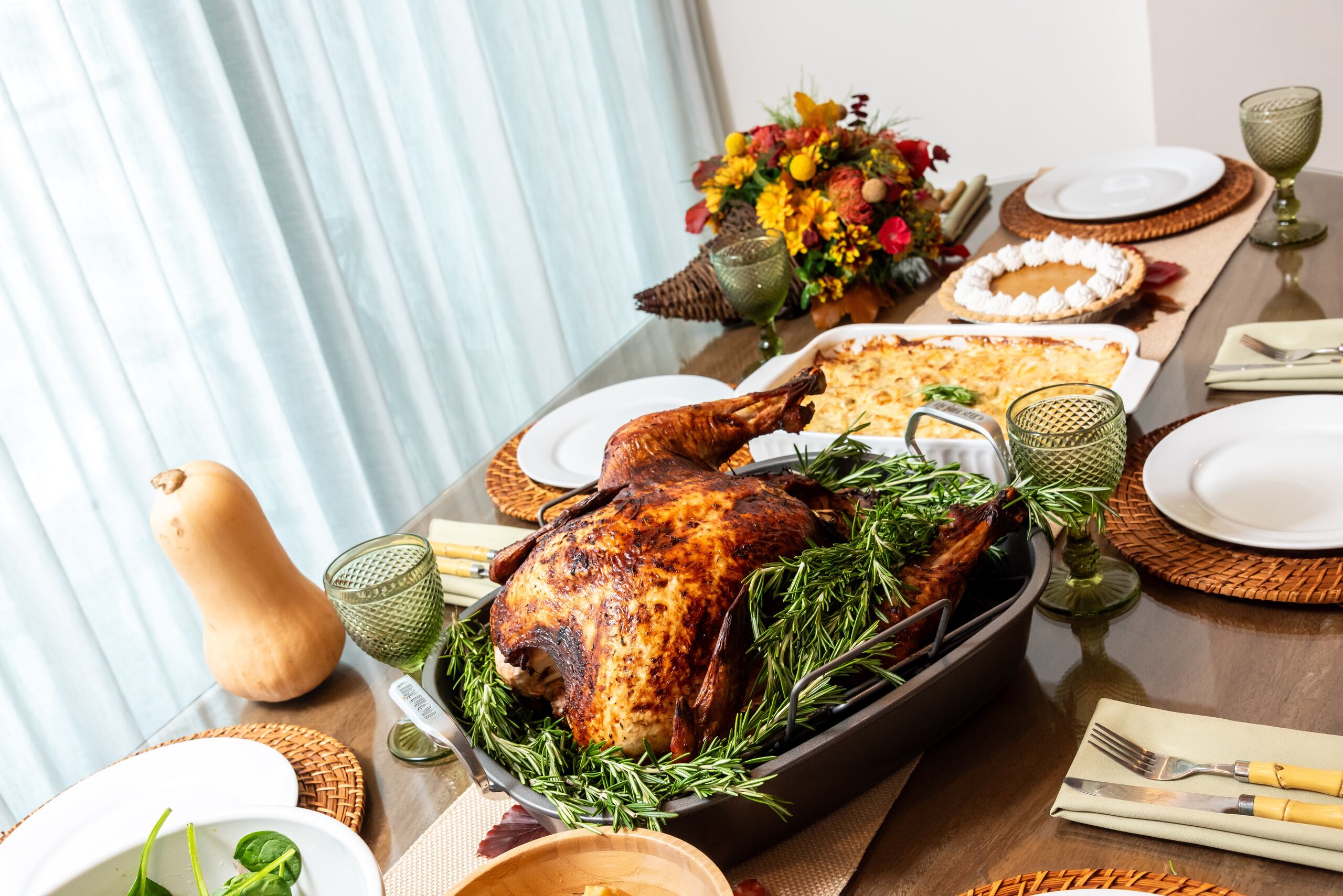La mesa se puede decorar con calabazas, flores y follalle otoñal, entre otros elementos.