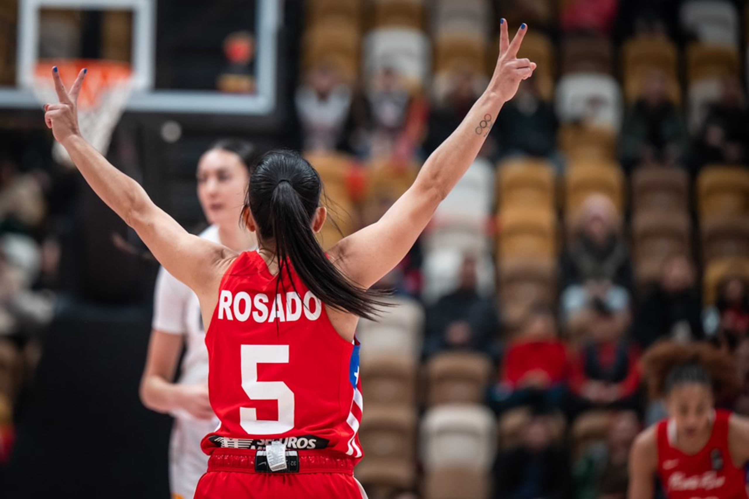 Pamela Rosado celebra después de sumar dos puntos.