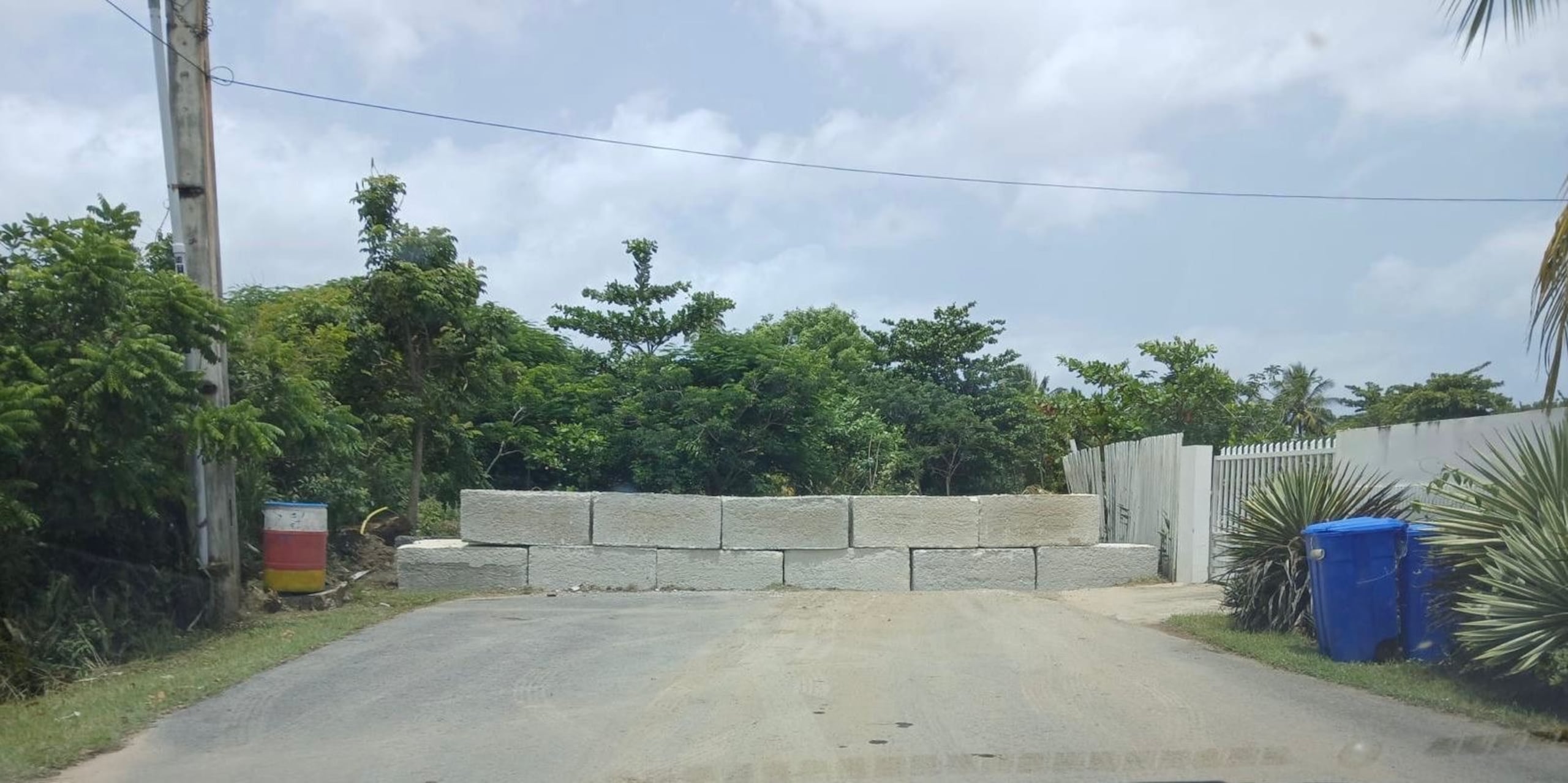 Barrera en bloques que limita el acceso a la playa por las Parcelas Nieves, del Barrio Río Grande, en Aguada.