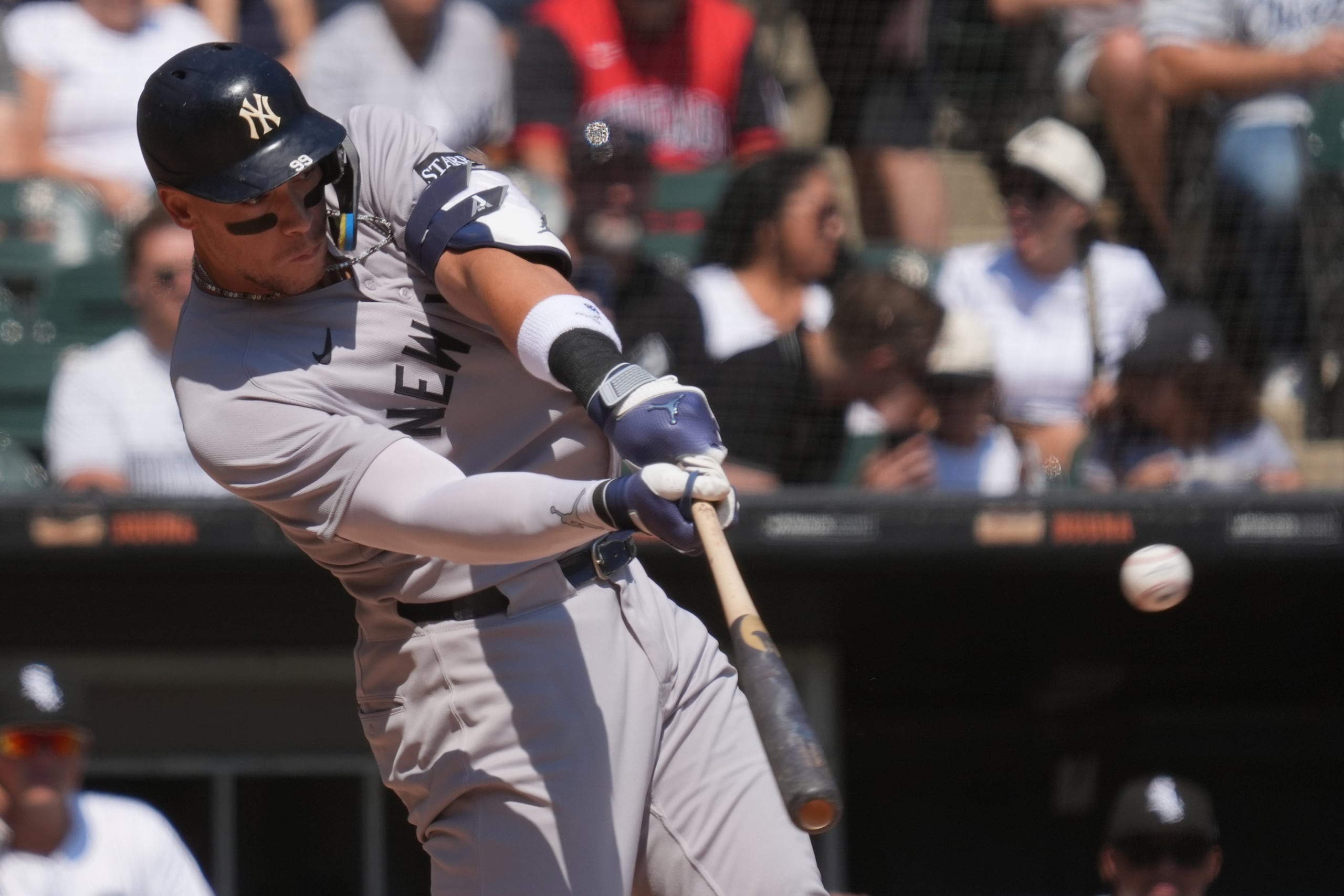 Aaron Judge, de los Yankees de Nueva York, batea un cuadrangular solitario durante la primera entrada.