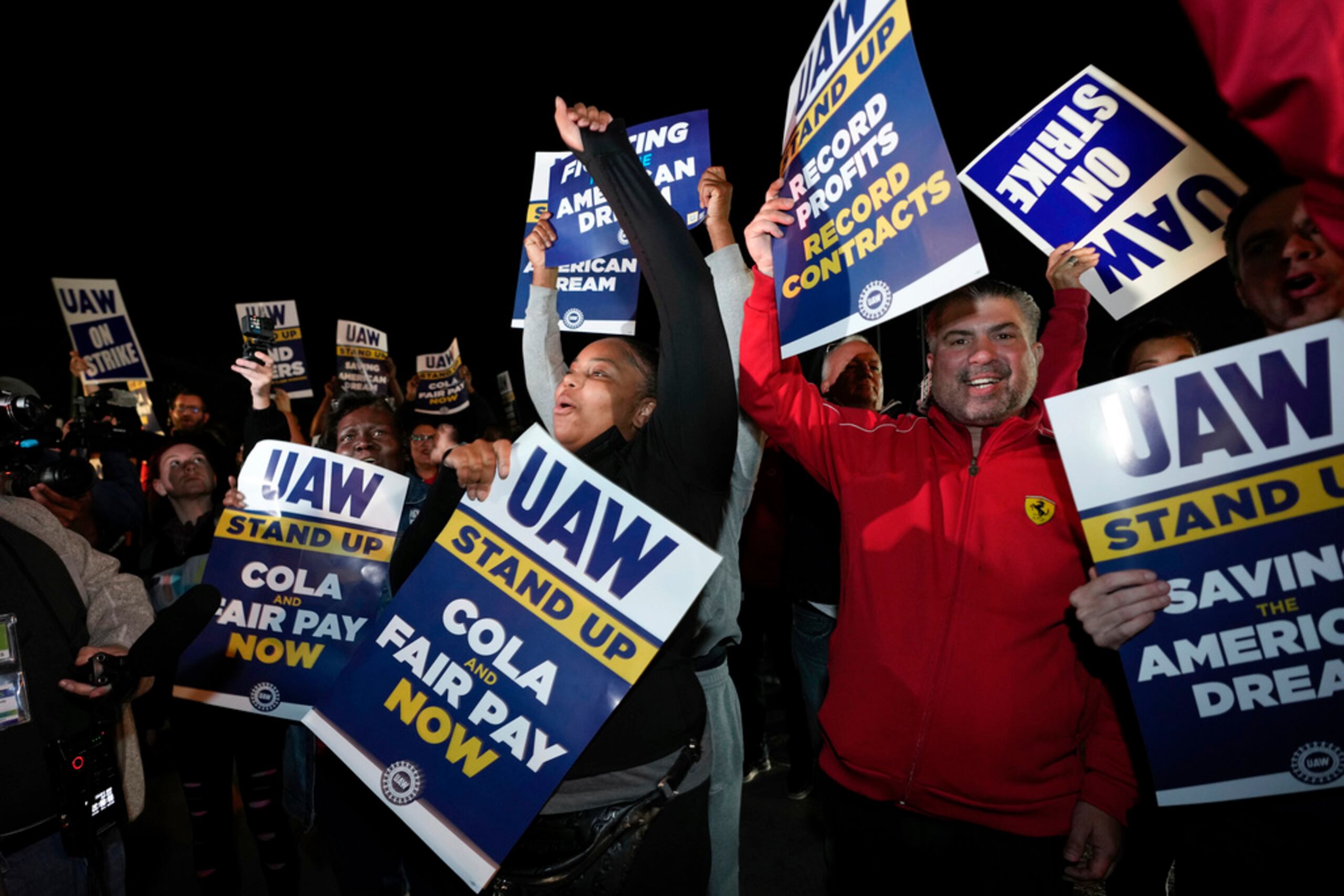 Piquete de United Auto Workers en la planta de ensamblaje de Ford en Michigan, poco después de la medianoche de este viernes.