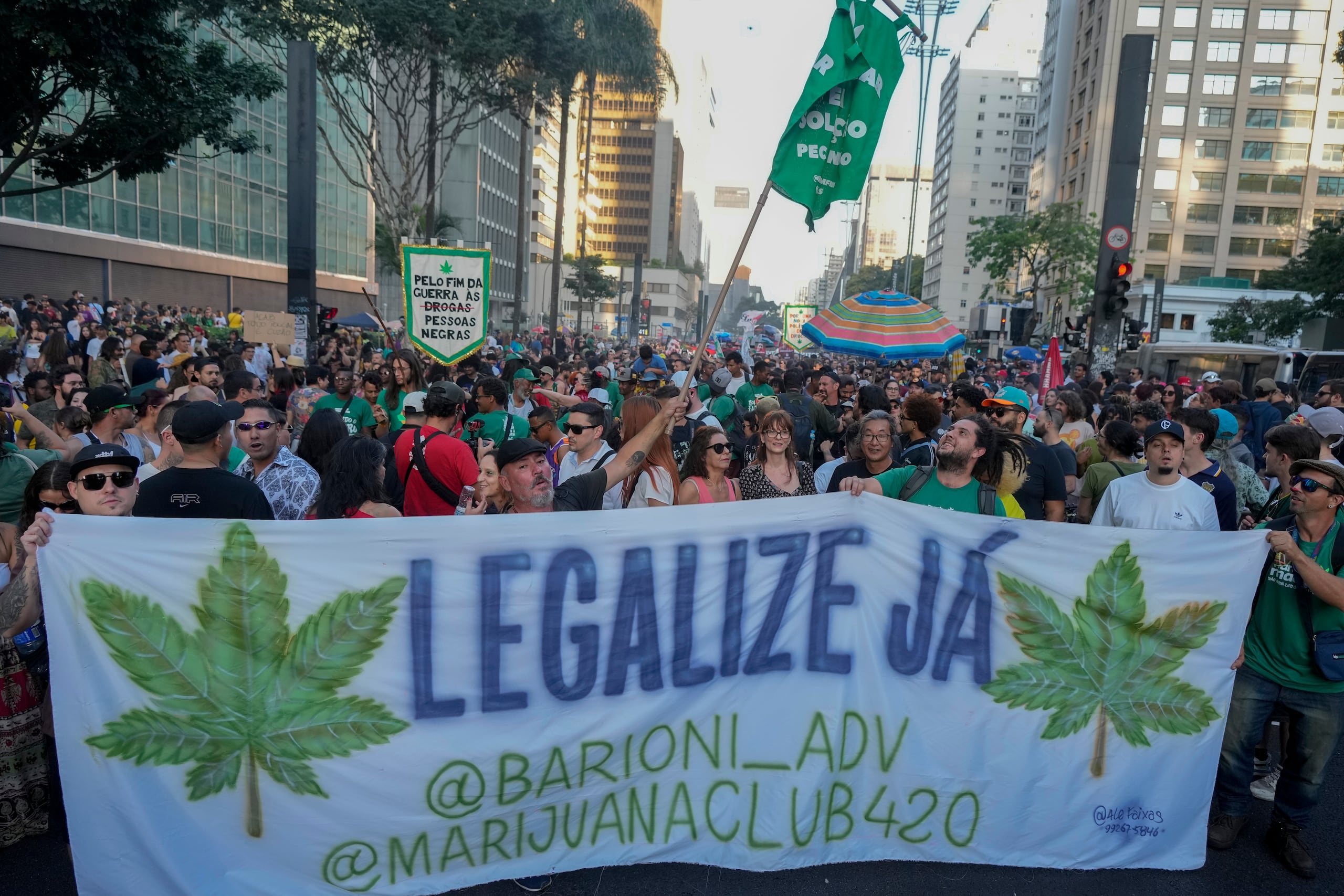 Manifestantes sostienen una manta que dice en portugués, "Legalícenla ya", en una marcha para exigir la legalización de la marihuana, en Sao Paulo, el domingo 16 de junio de 2024. (AP Foto/Andre Penner)