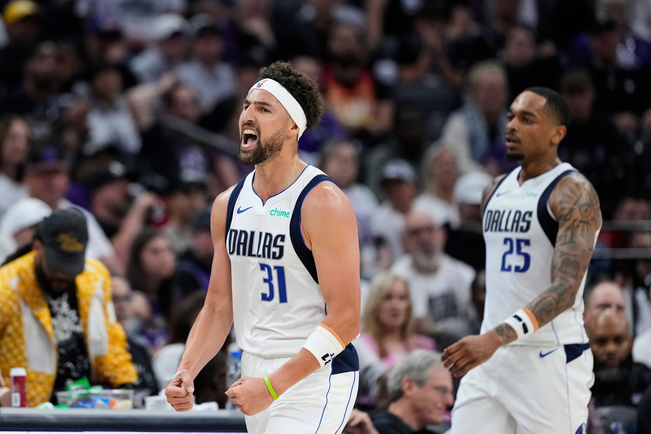 Klay Thompson, de los Mavericks de Dallas, festeja durante el partido del Play-In ante los Kings de Sacramento.