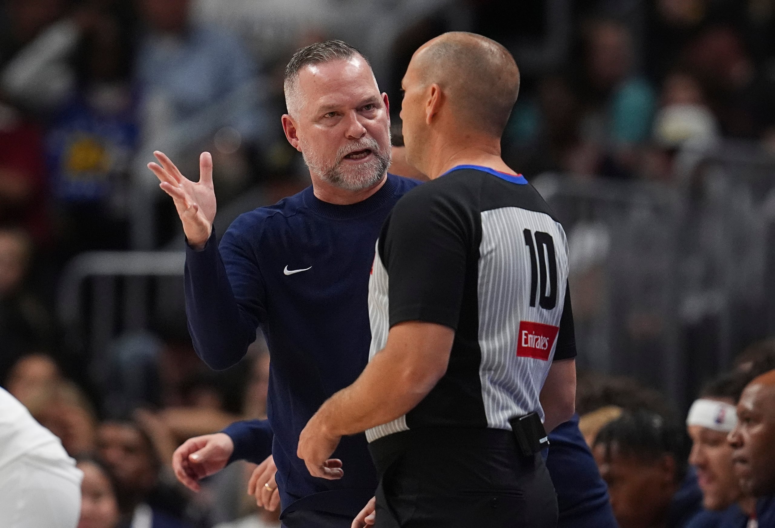 Michael Malone, discutiendo aquí con el oficial John Goble (10), fue cesanteado con el equipo en la quinta posición global de su conferencia a falta de tres juegos para el cierre de la temporada regular.