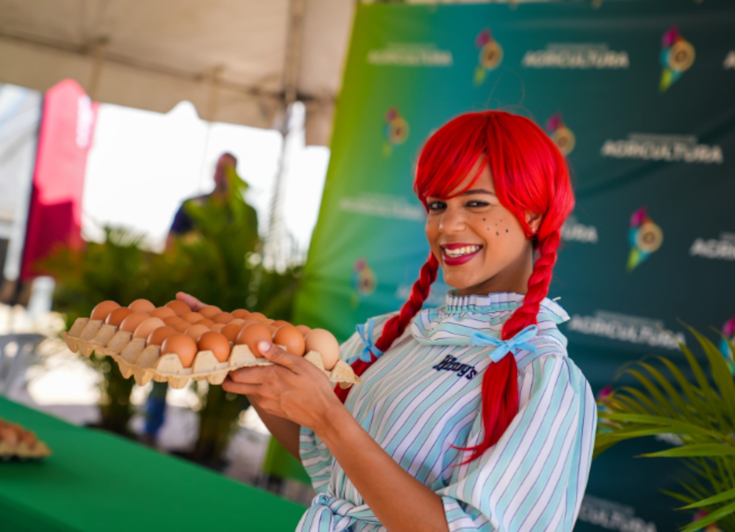 El personaje de Wendy's sostiene un cartón de huevos de la Granja Avícola Santa Fe, en Salinas.