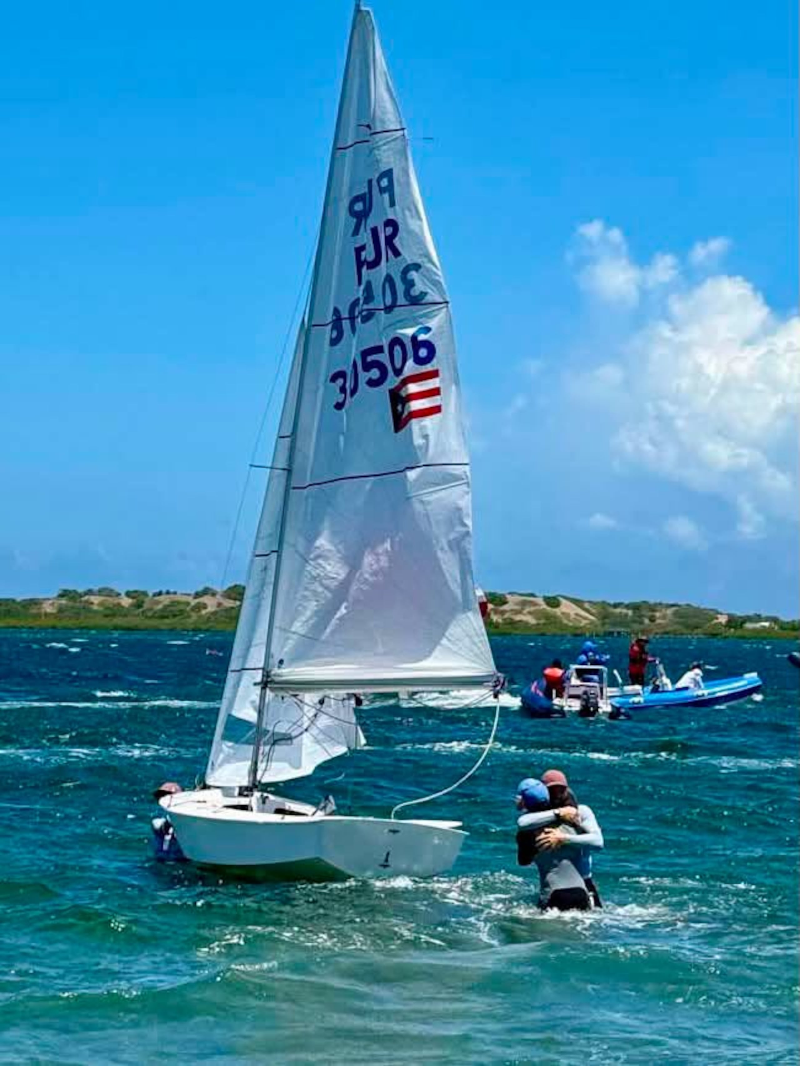 Ramón González y Virginia Carrero se abrazan al concluir el evento y agenciarse la medalla de oro en Dinghy Regional de Dos Personas Mixto.
