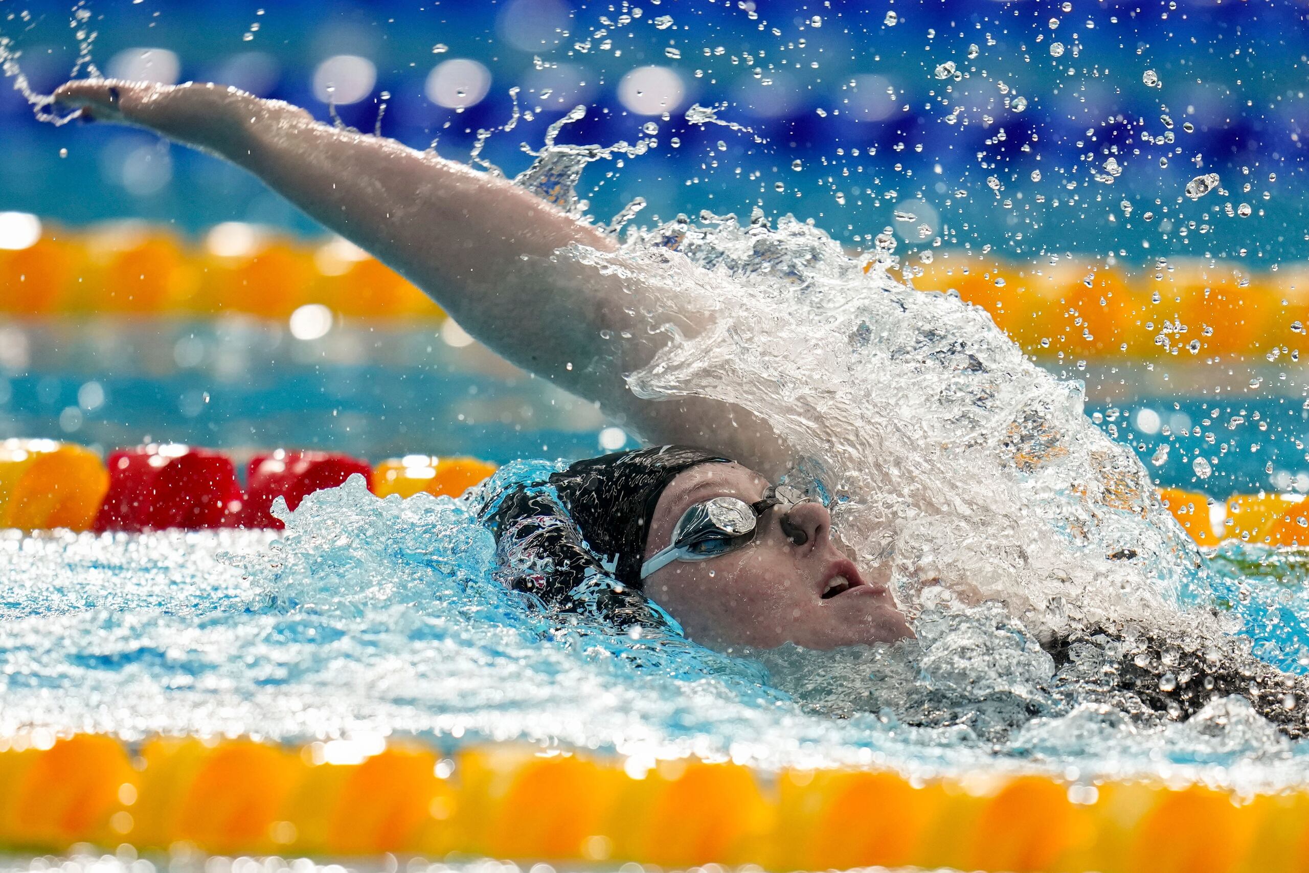 La estadounidense Kennedy Noble nada para ganar la medalla deoro en los 200 metros espalda de la natación de los Juegos Panamericanos en Santiago, Chile, el domingo 22 de octubre de 2023. (AP Foto/Fernando Vergara)