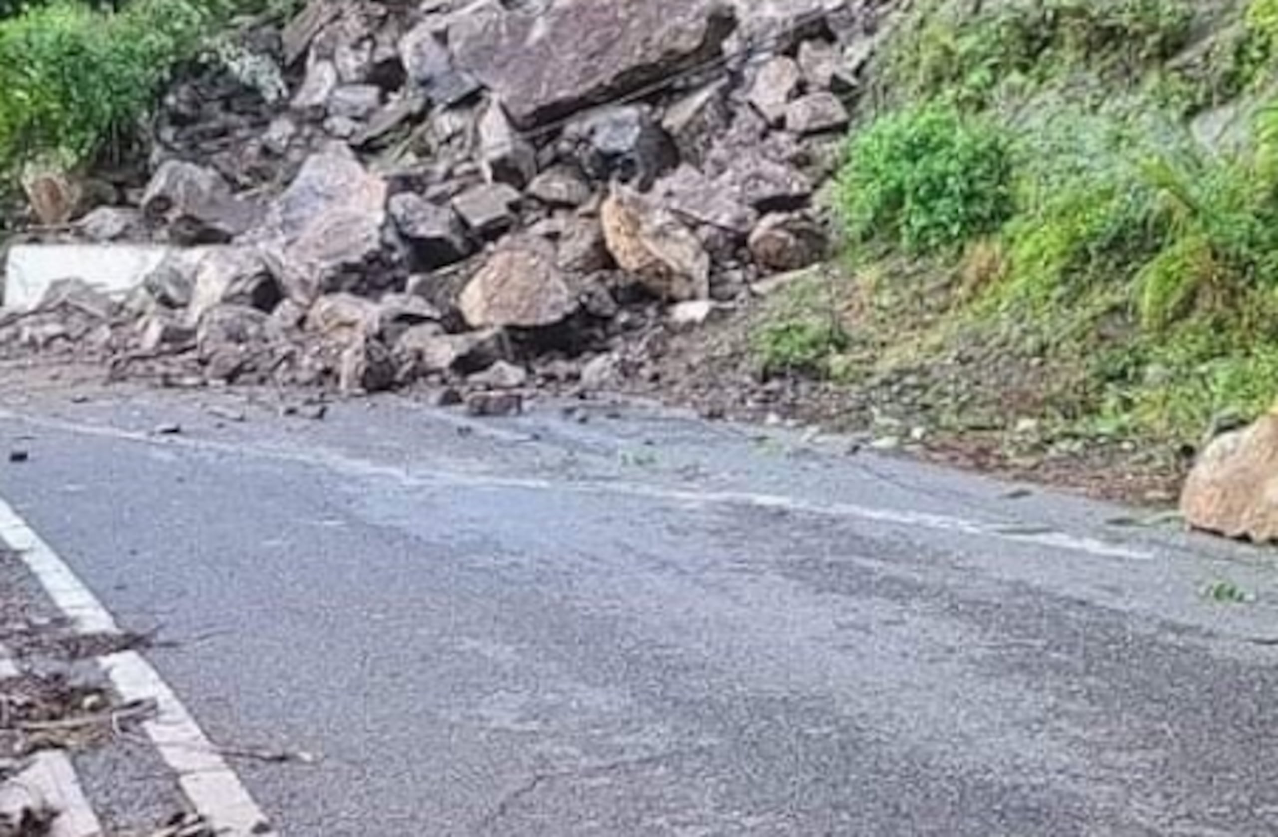 Personal de Manejo de Emergencia del Municipio de Coamo se dirigen al lugar a remover las rocas que están obstruyendo la vía.