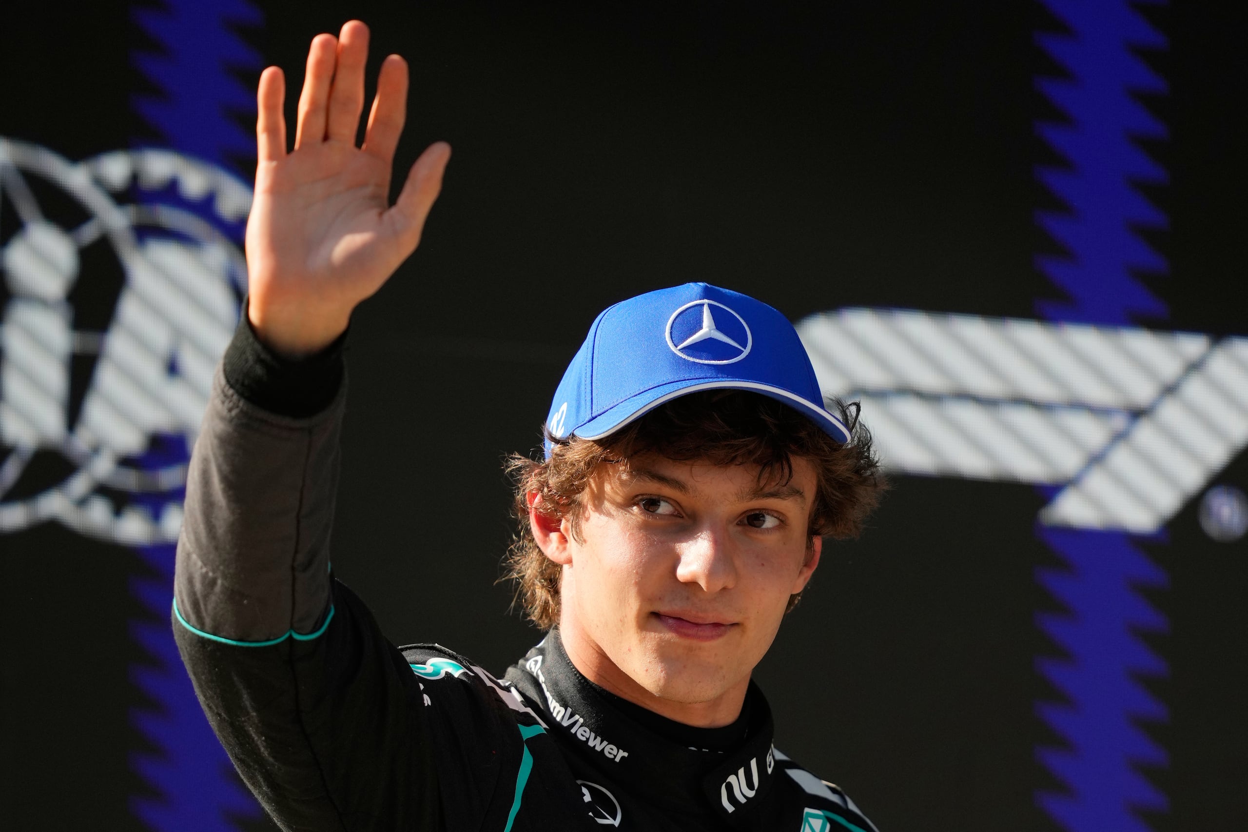 Andrea Kimi Antonelli, piloto de Mercedes, saluda al pública después de conseguir la pole para el Gran Premio de China.