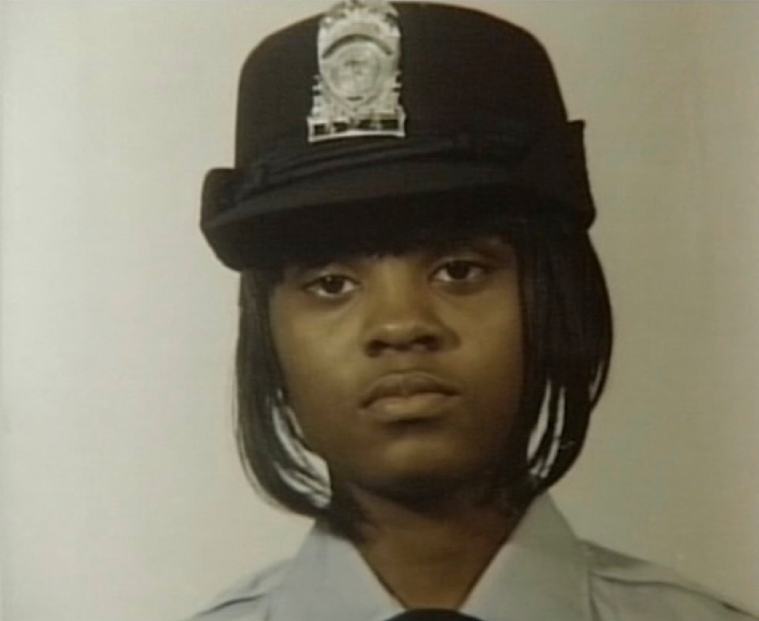 Campbell, quien llevaba cuatro años en el cuerpo policial, recibió cinco disparos estando en su apartamento en Silver Spring, Maryland. Su arma oficial desapareció y no fue recuperada.