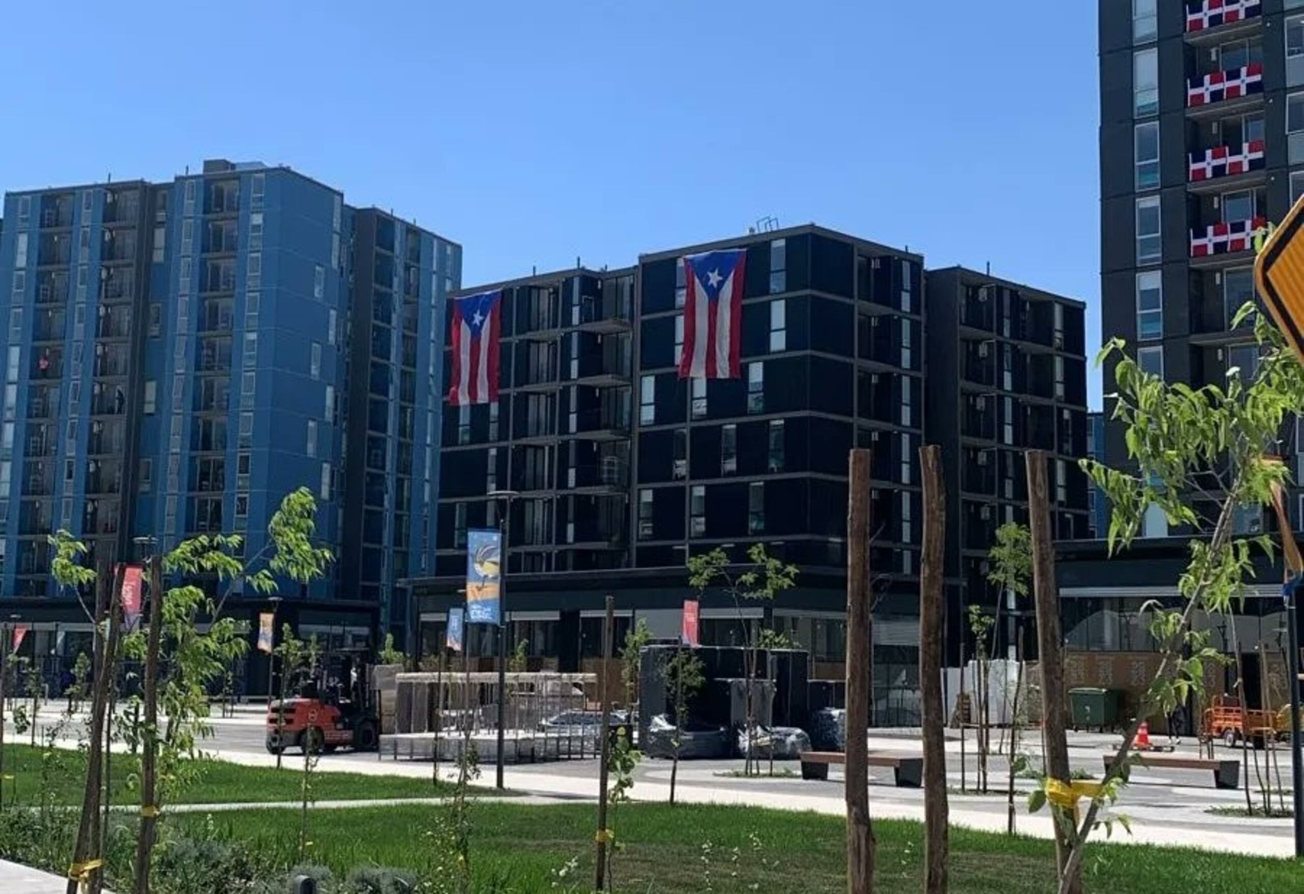 El edificio en donde se hospedará la delegación de Puerto Rico en los Juegos Panamericanos Santiago 2023 ya está debidamente identificado por dos grandes banderas.