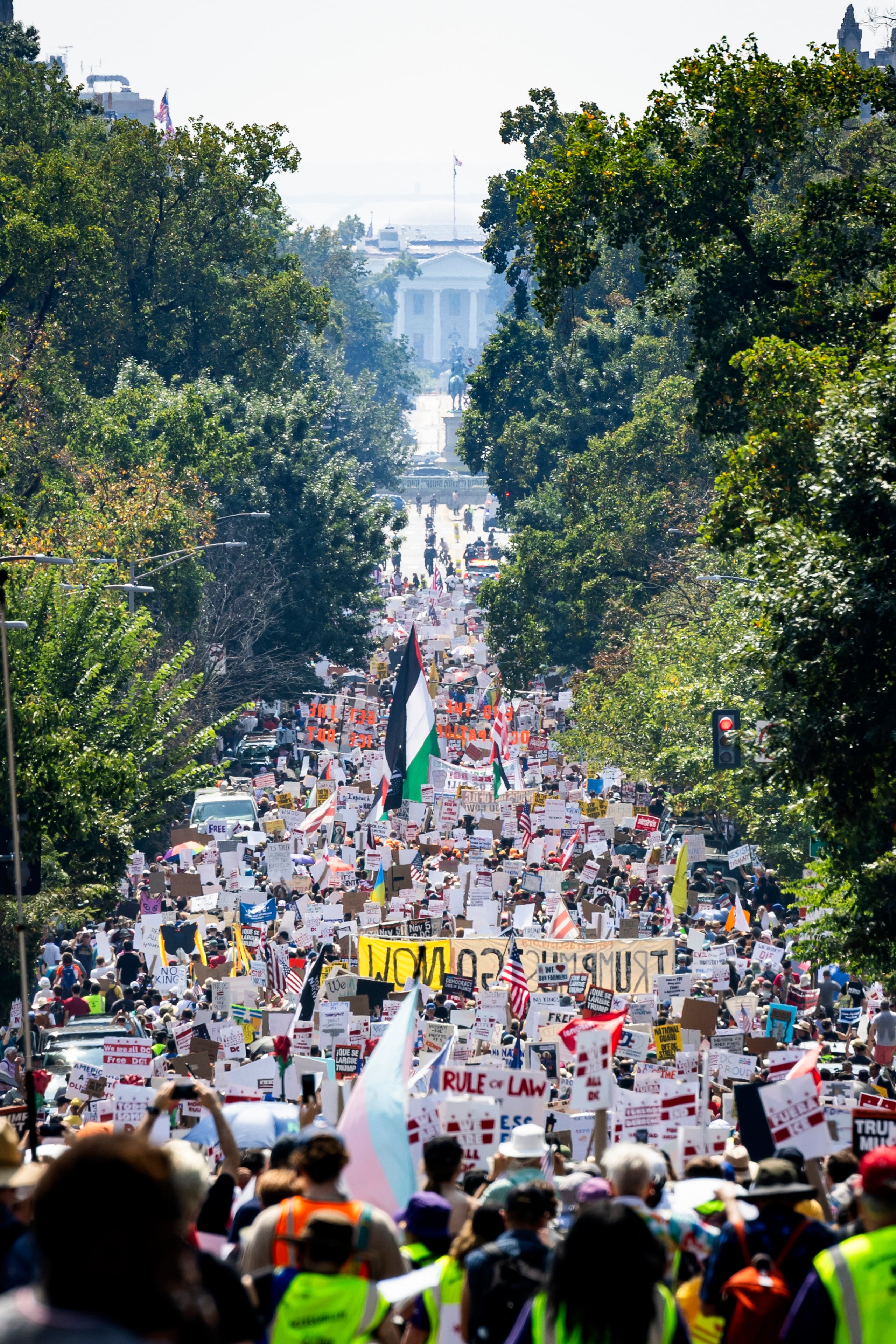 Cientos de manifestantes fueron captados este sábado, 6 de septiembre, al marchar en contra del despliegue de fuerzas federales en la capital estadounidense por orden de la Administración Trump, en Washington D.C. (EFE/Jim Lo Scalzo)